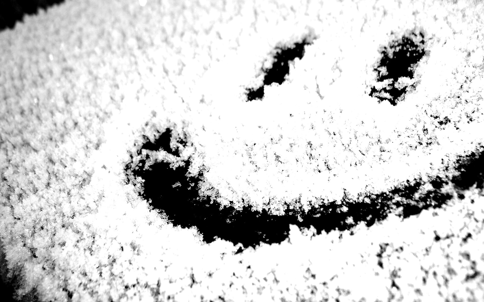 Смайлик на заснеженном стекле обои