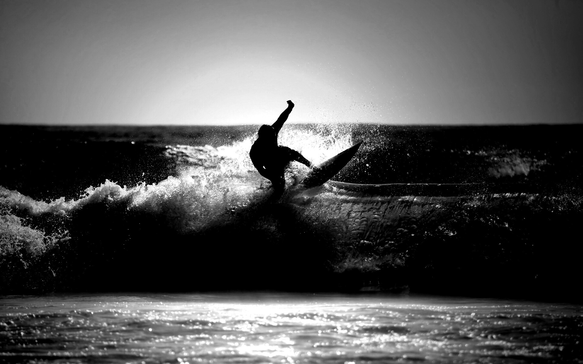 Сёрфер поймал волну обои