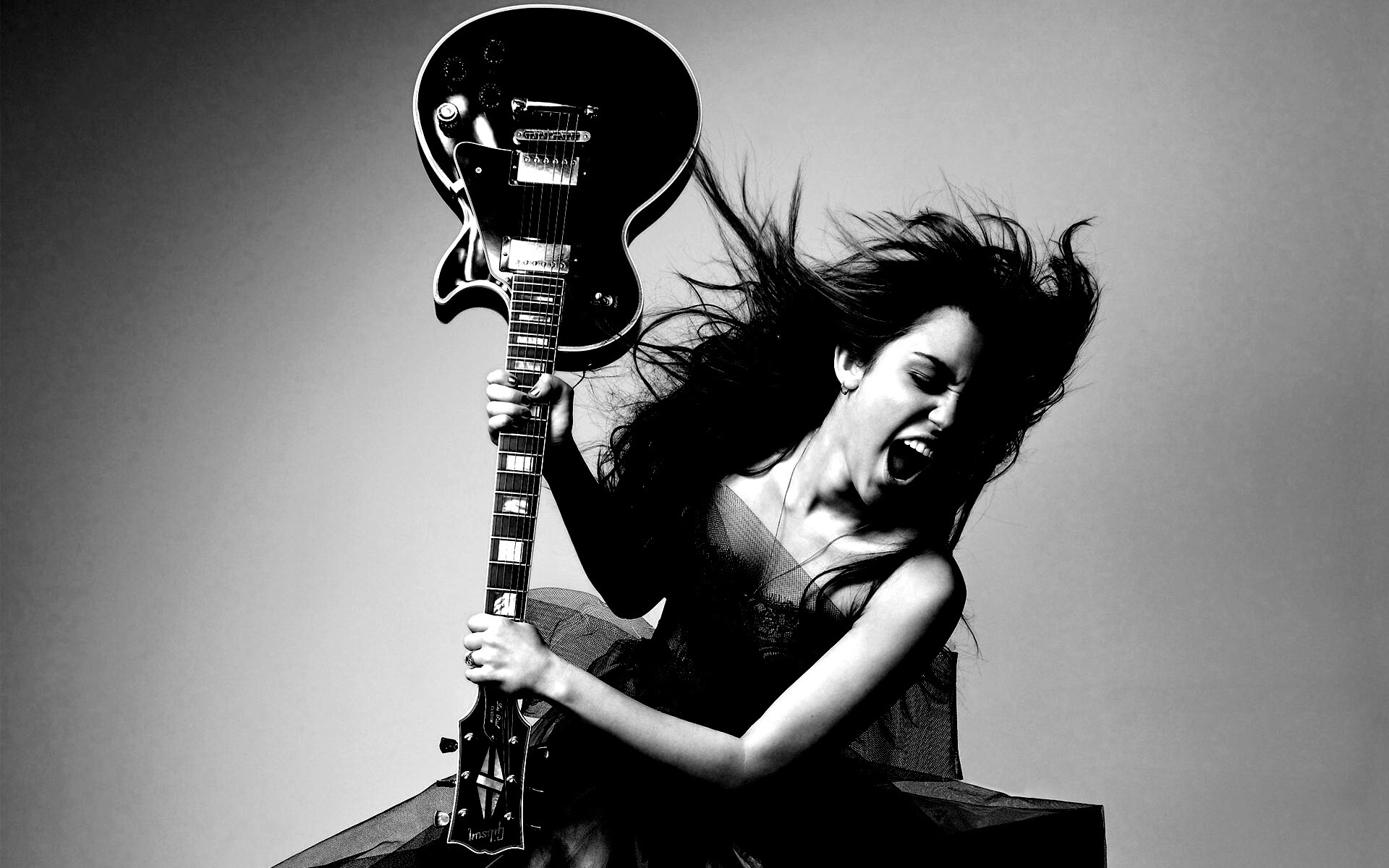 Miley Cyrus разбивает гитару обои