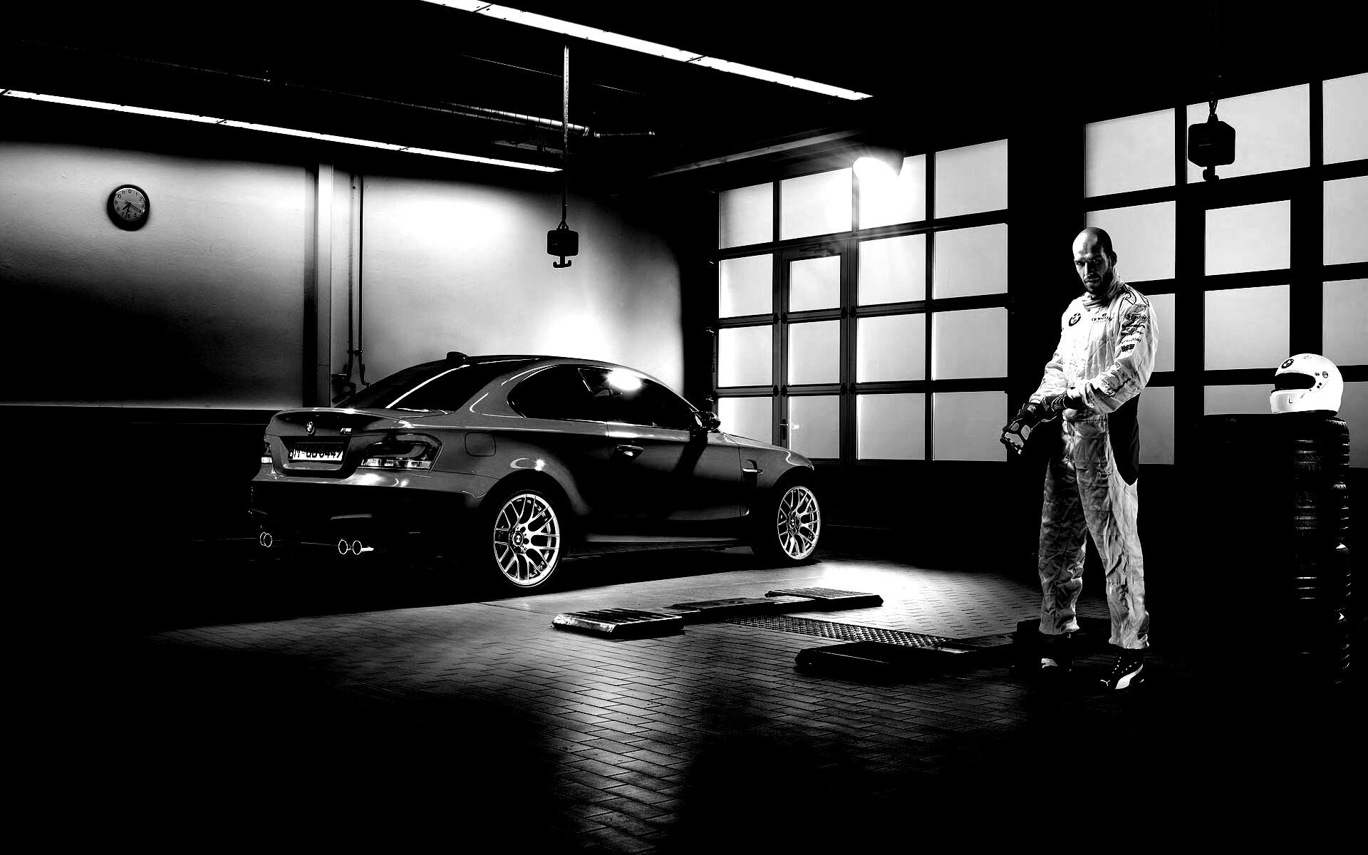 Гонщик и BMW M1 в гараже обои