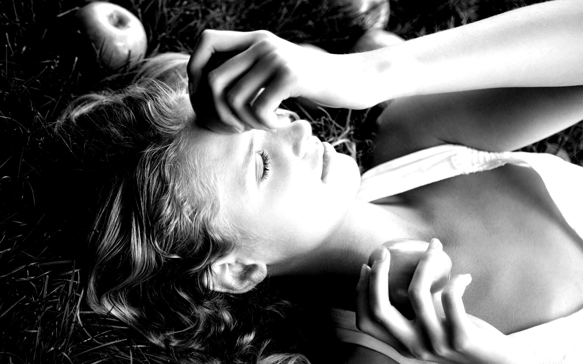 Девушка с яблоками обои