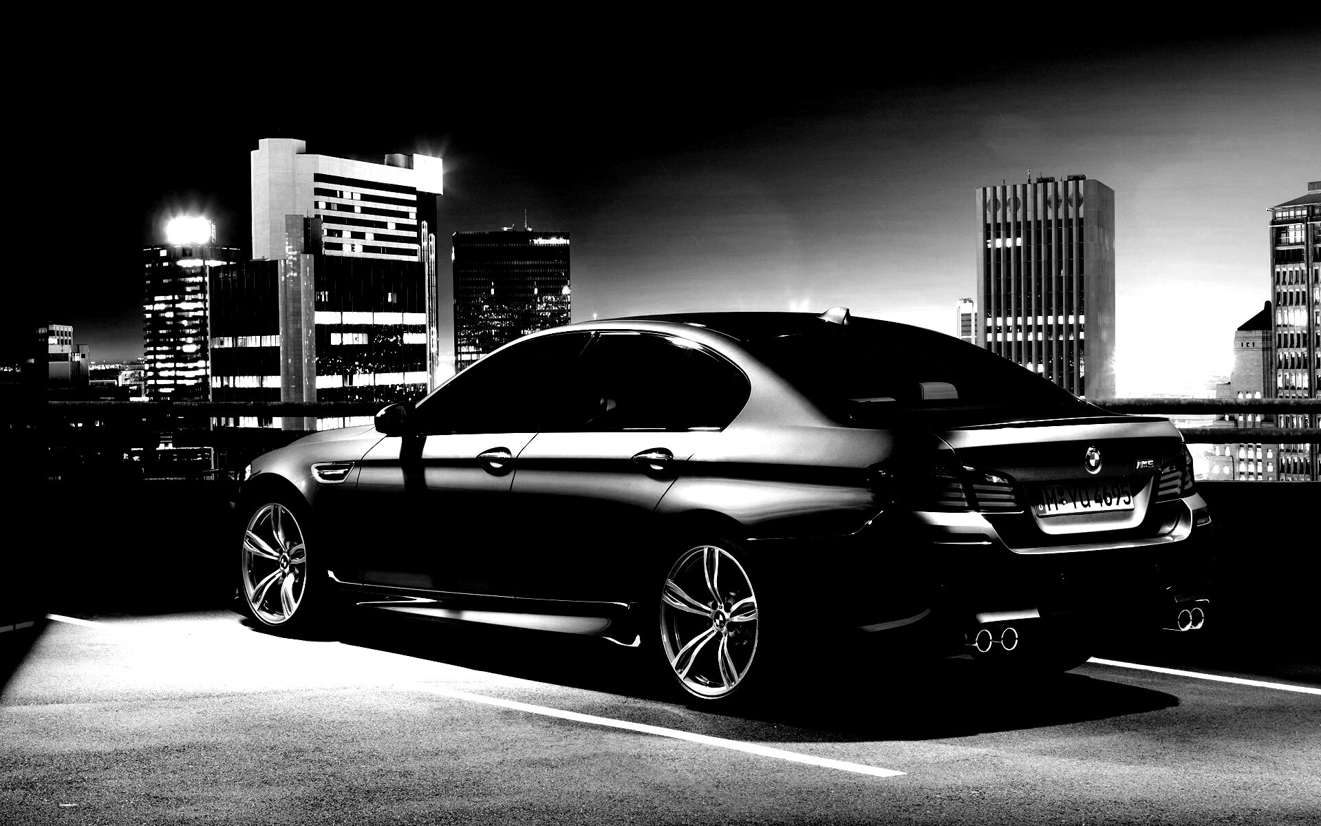 BMW F10 на городской парковке обои