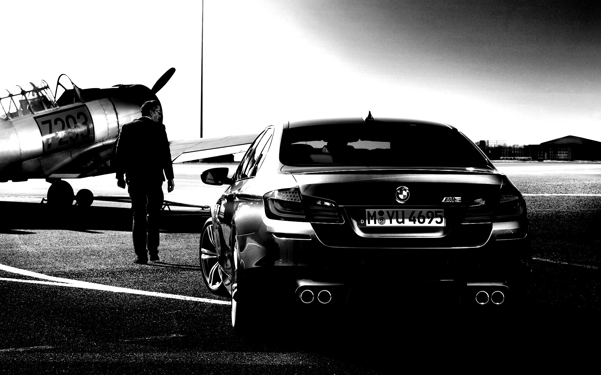 BMW F10 M5 на аэродроме обои