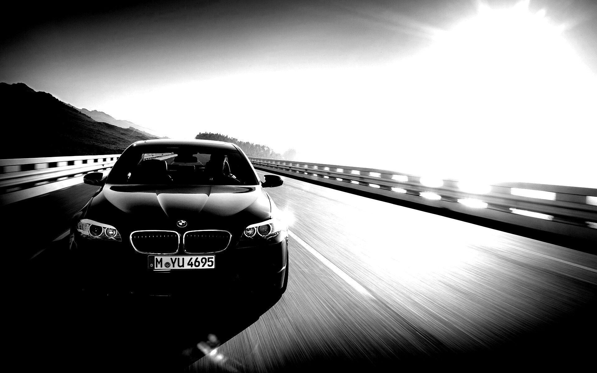 Синий БМВ на дороге обои