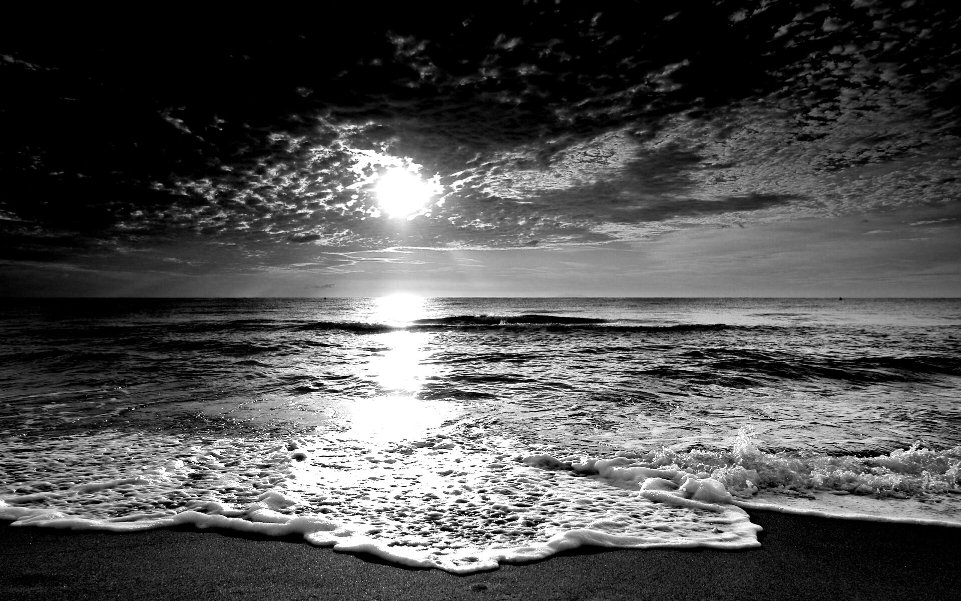 Берег моря в лучах заката обои