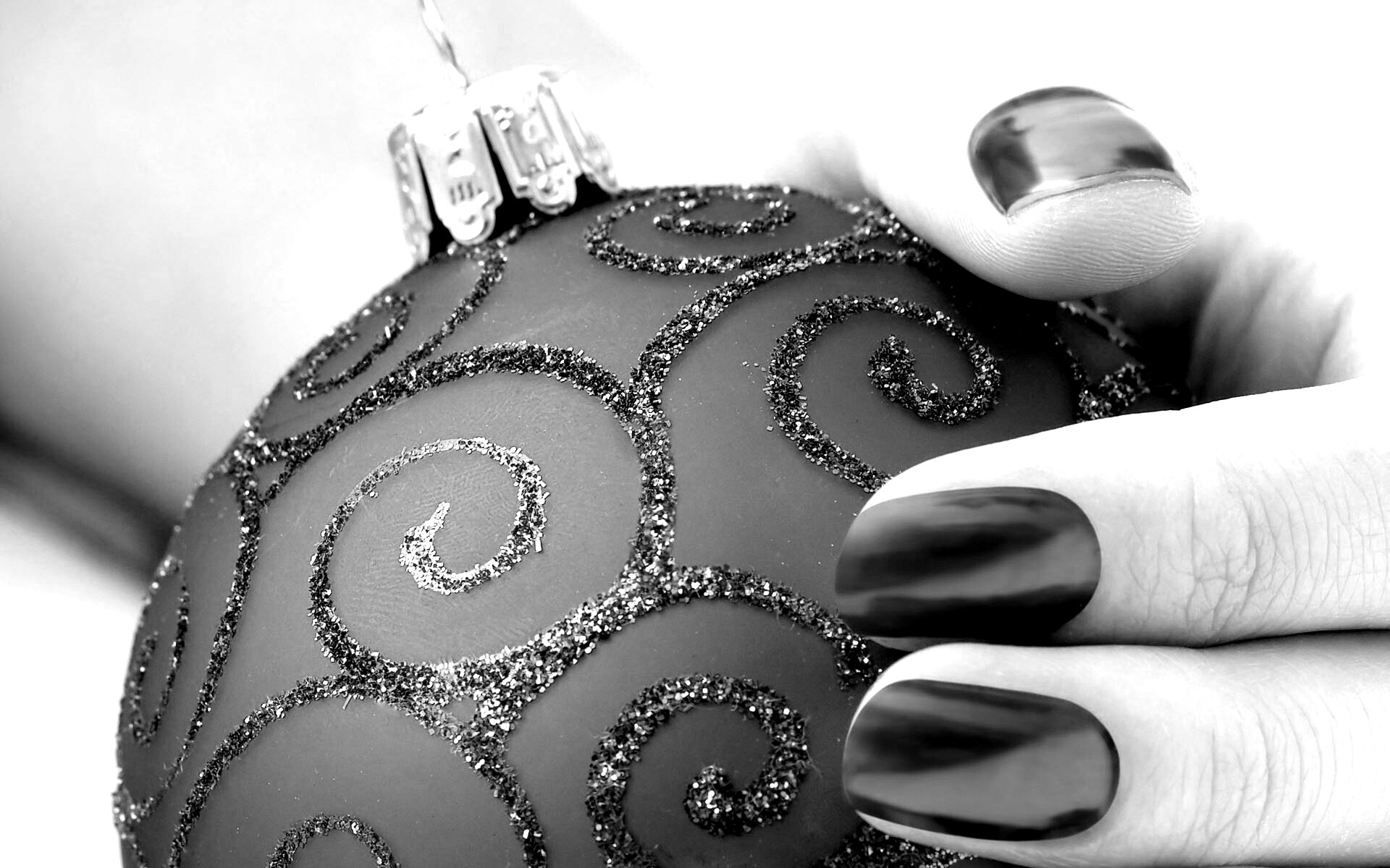 Елочная игрушка в руке обои