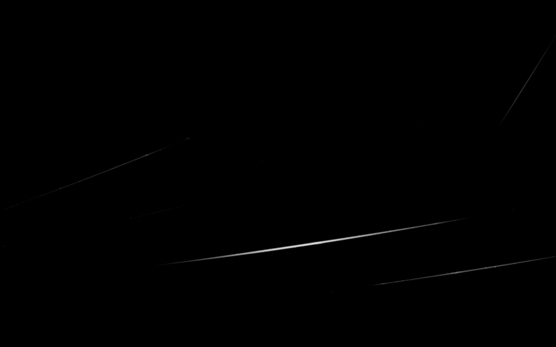 Лучи света на тёмно-синем фоне обои