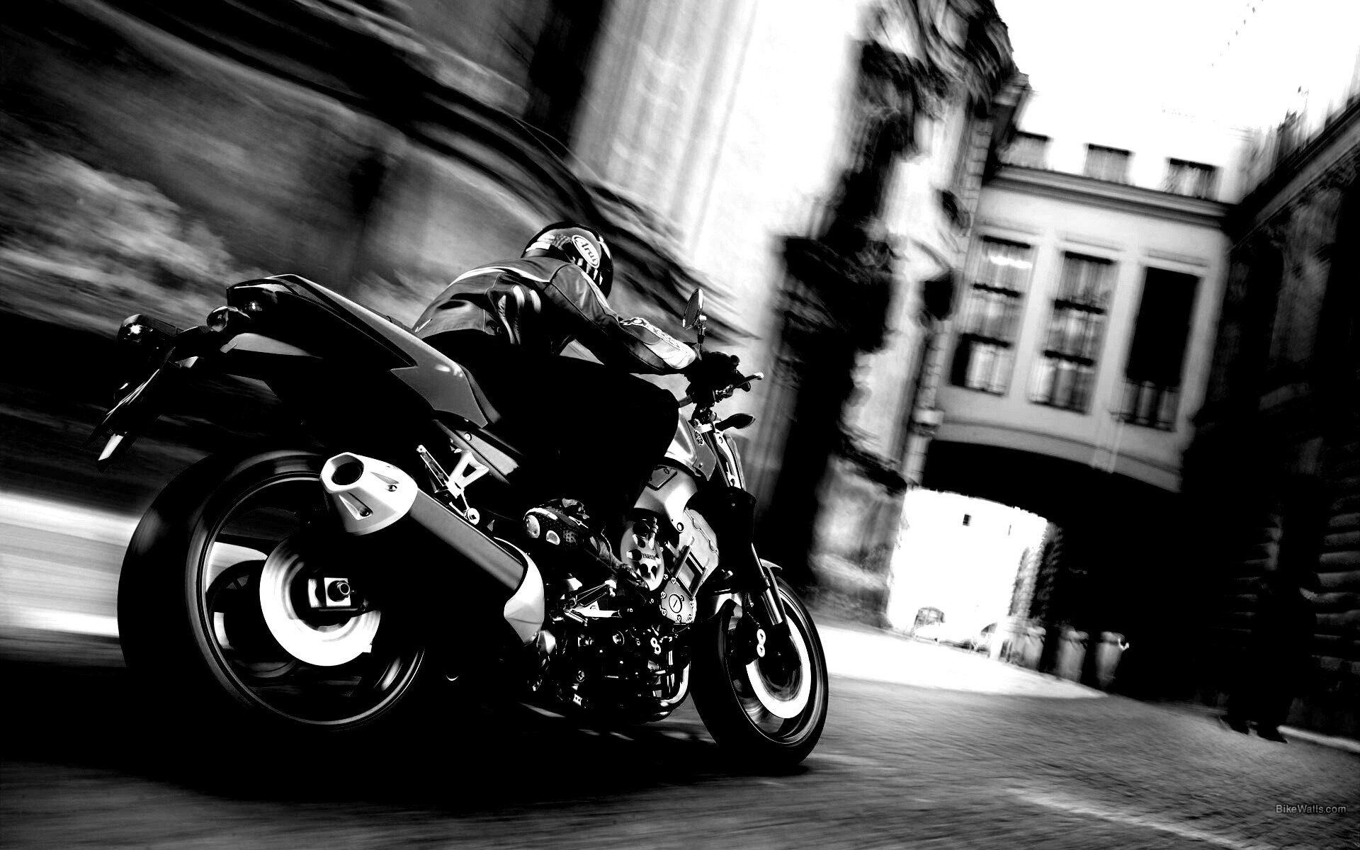 Ямаха и наездник на улицах города обои