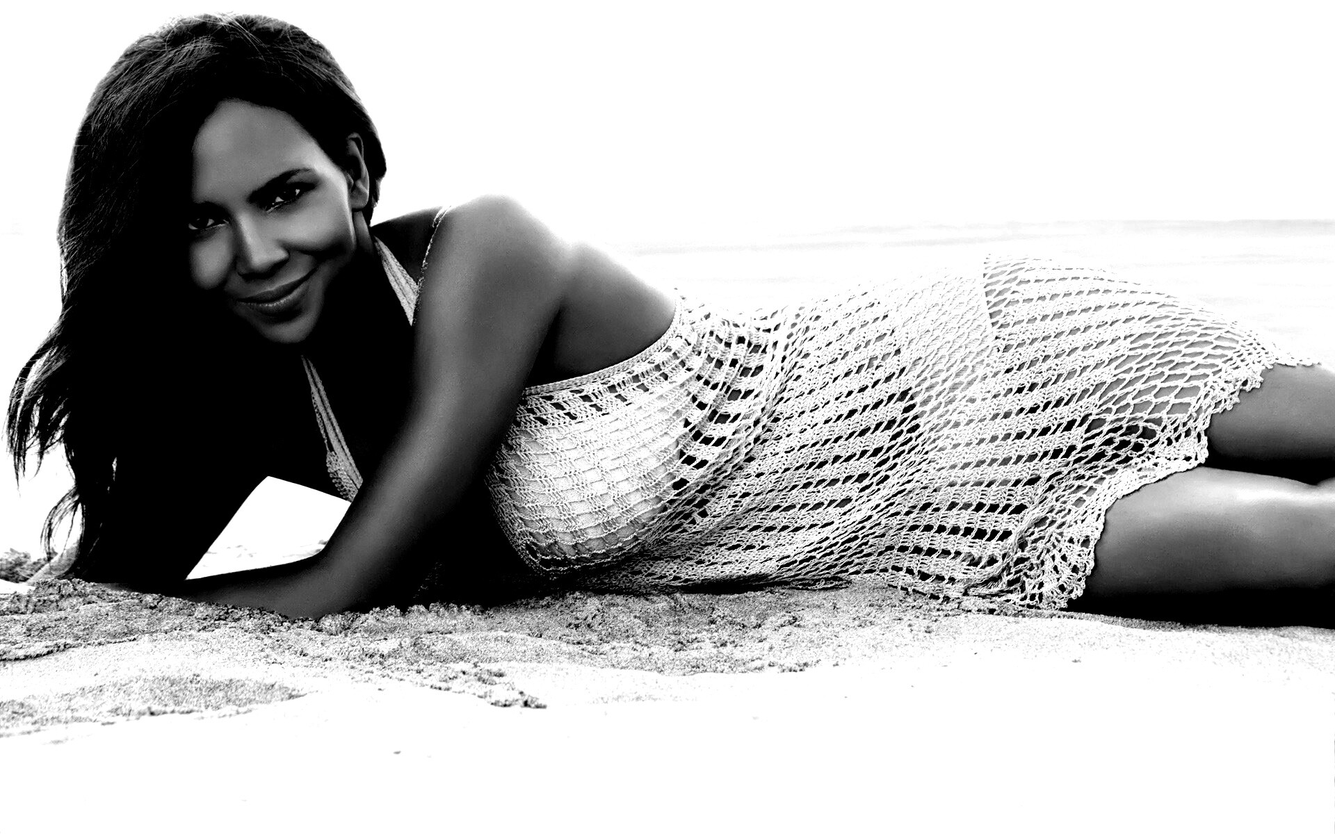 Холли Берри на пляже обои