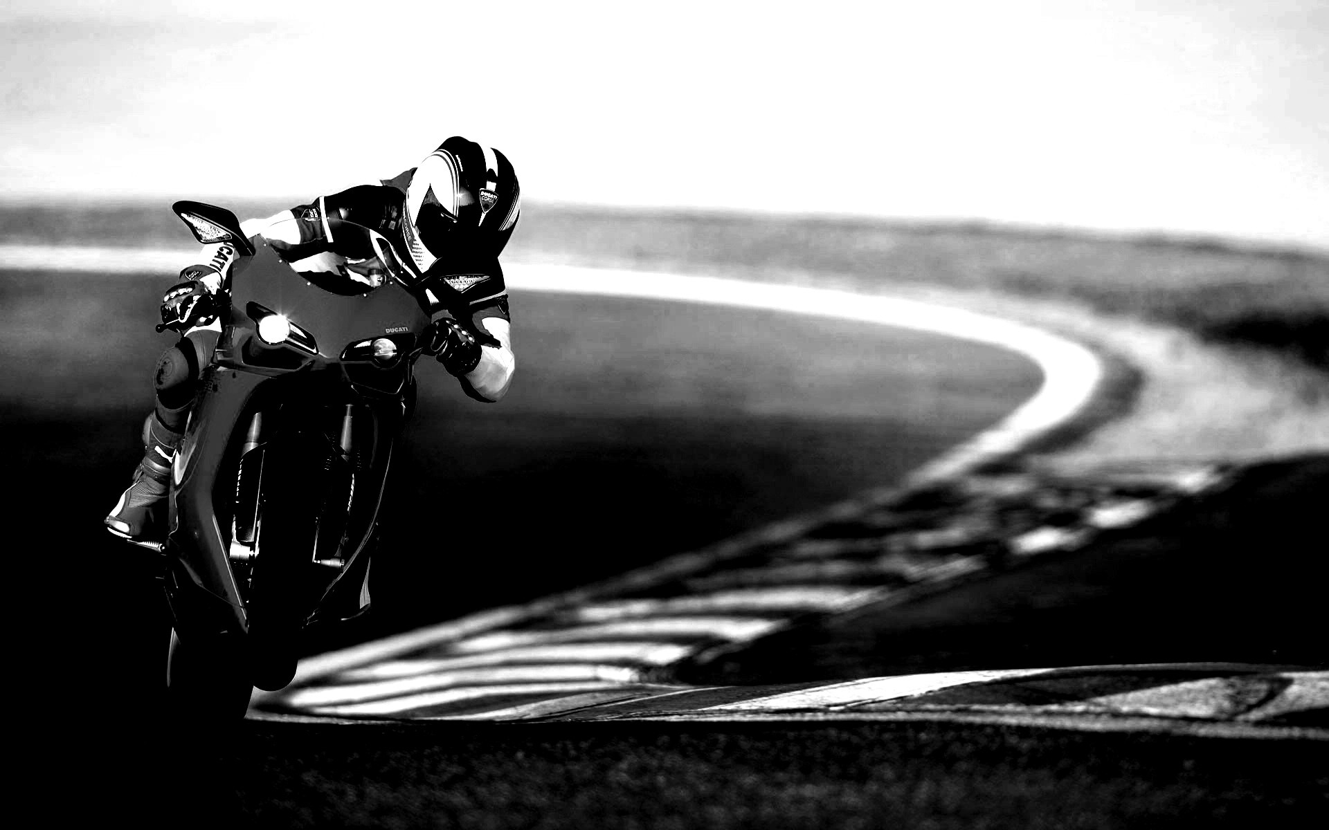 Мотоциклист на заднем колесе обои