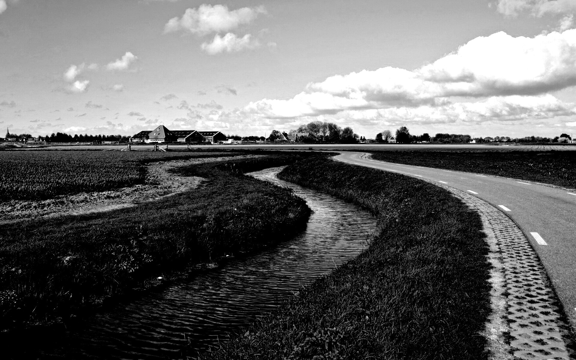 Канал вдоль дороги обои