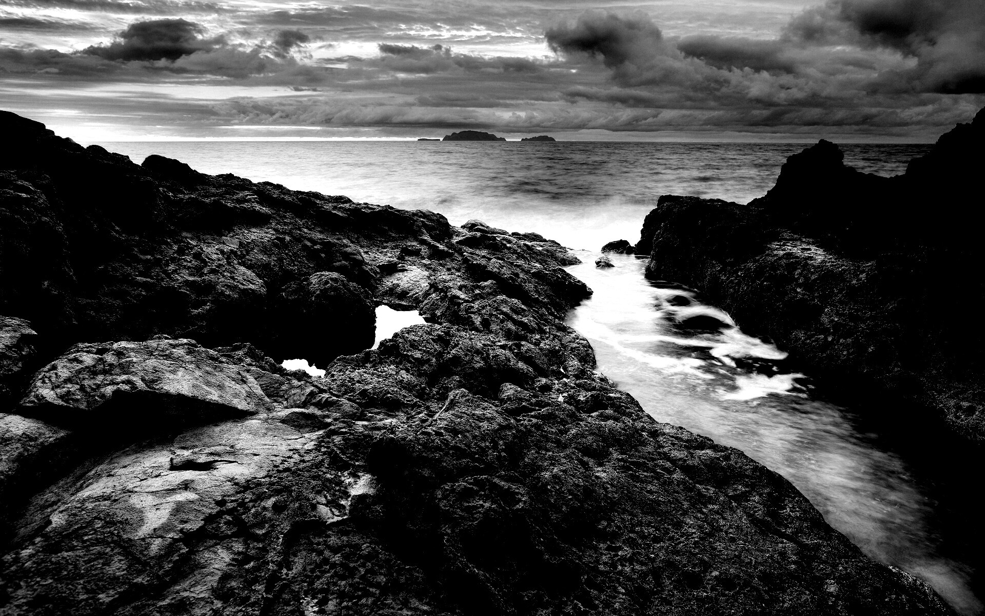 Река впадающая в море обои