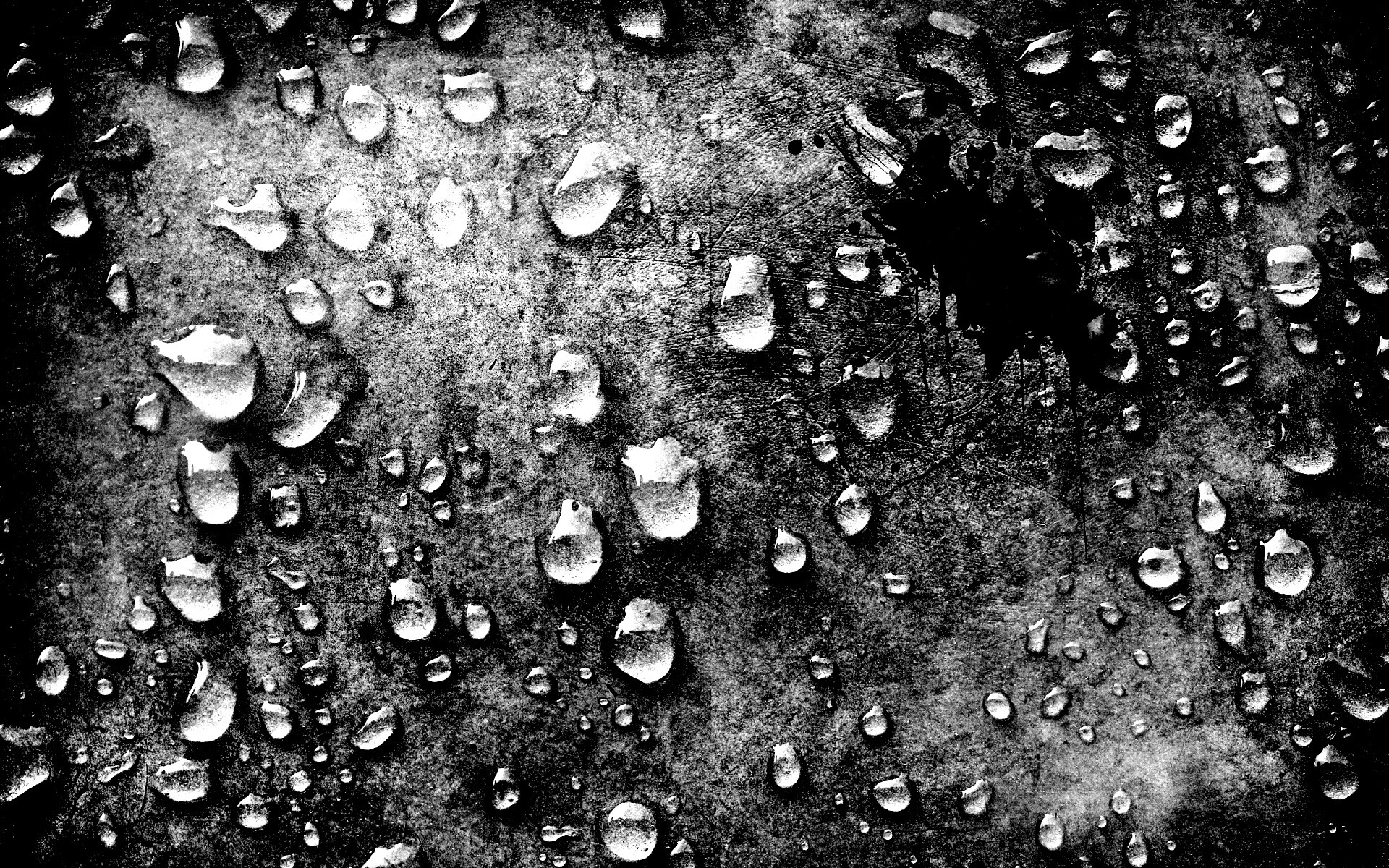 Кровавое пятно и капли воды обои