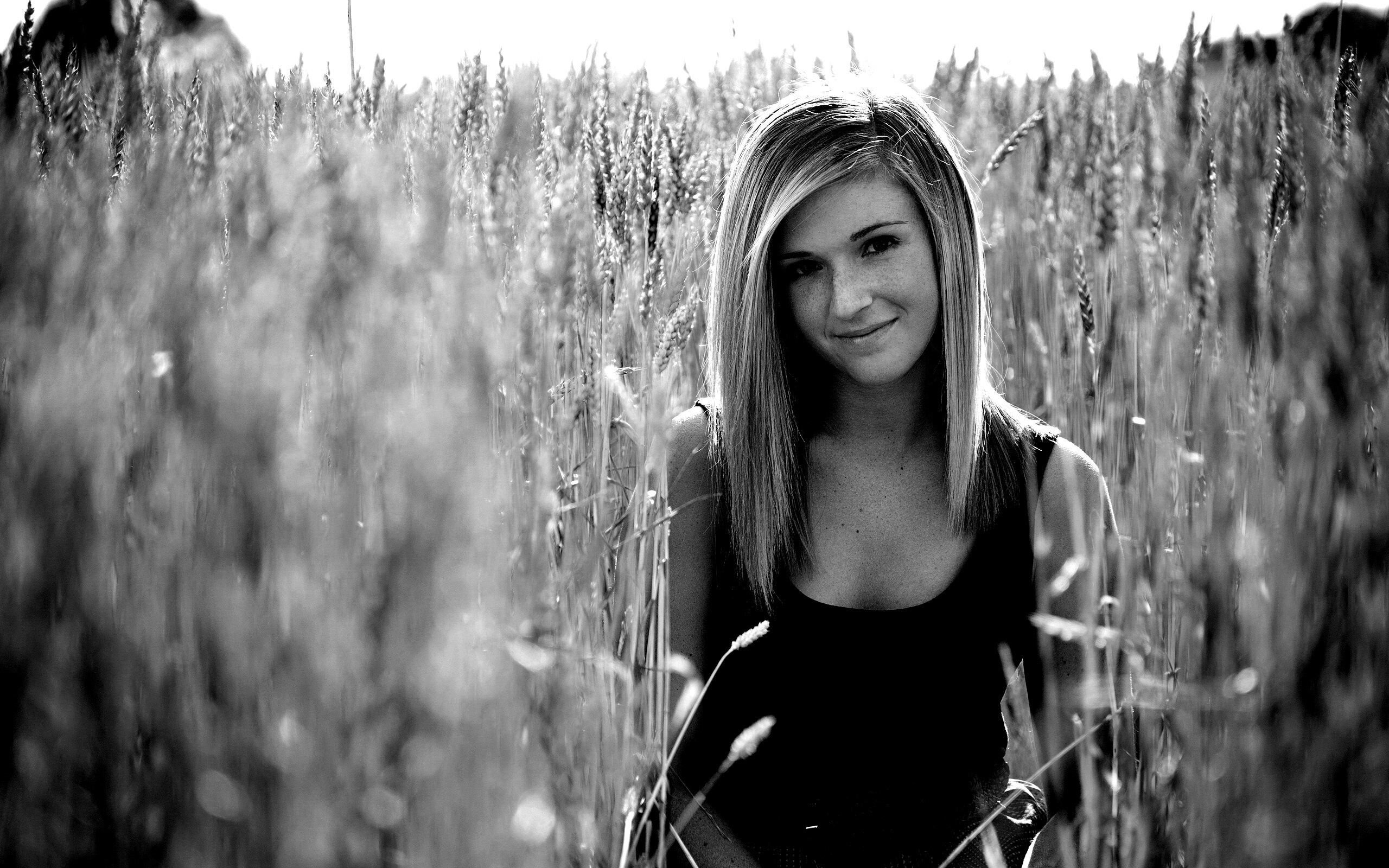 Девушка во ржи обои