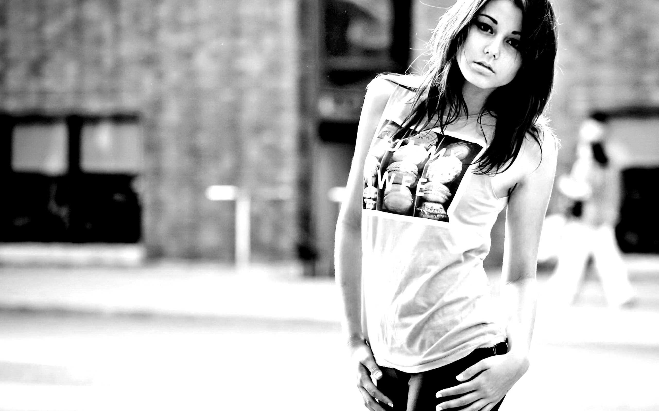 Молодая девушка в городе обои