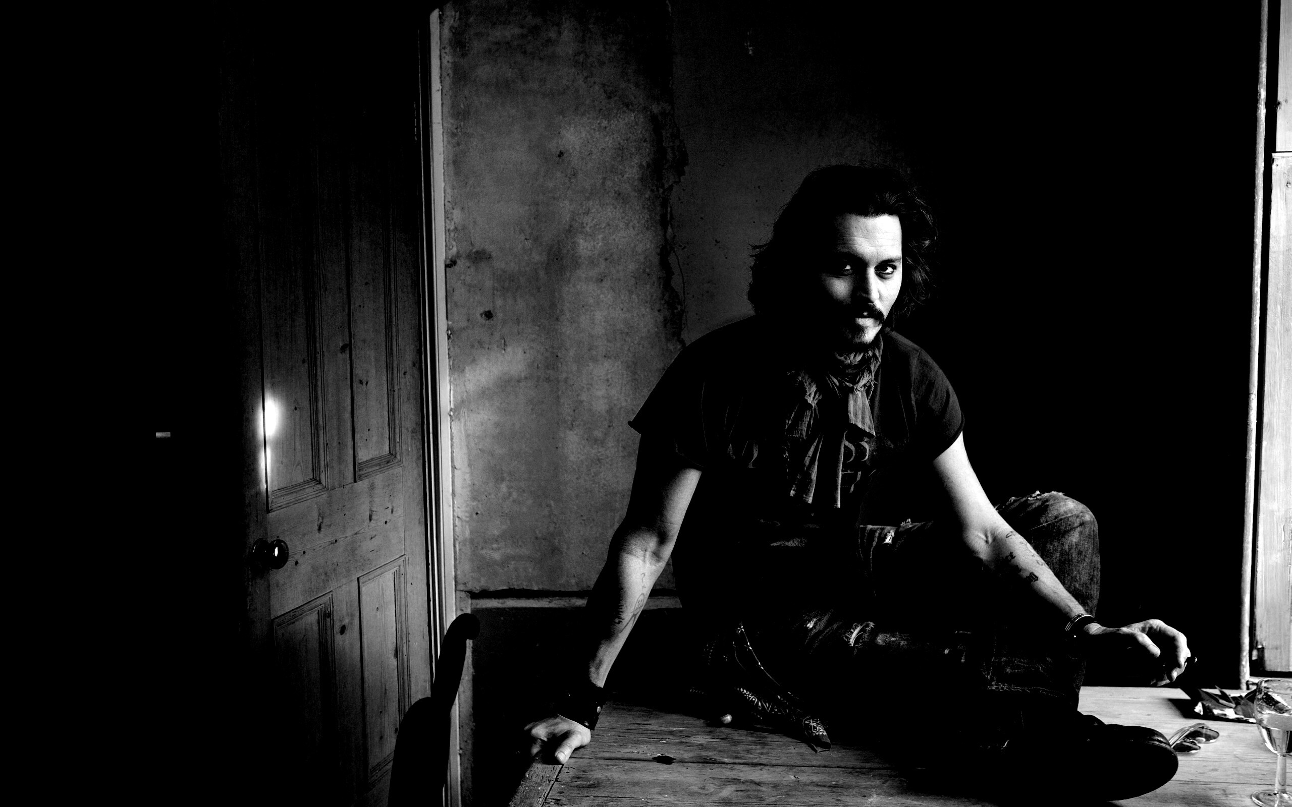 Джонни Депп на столе обои