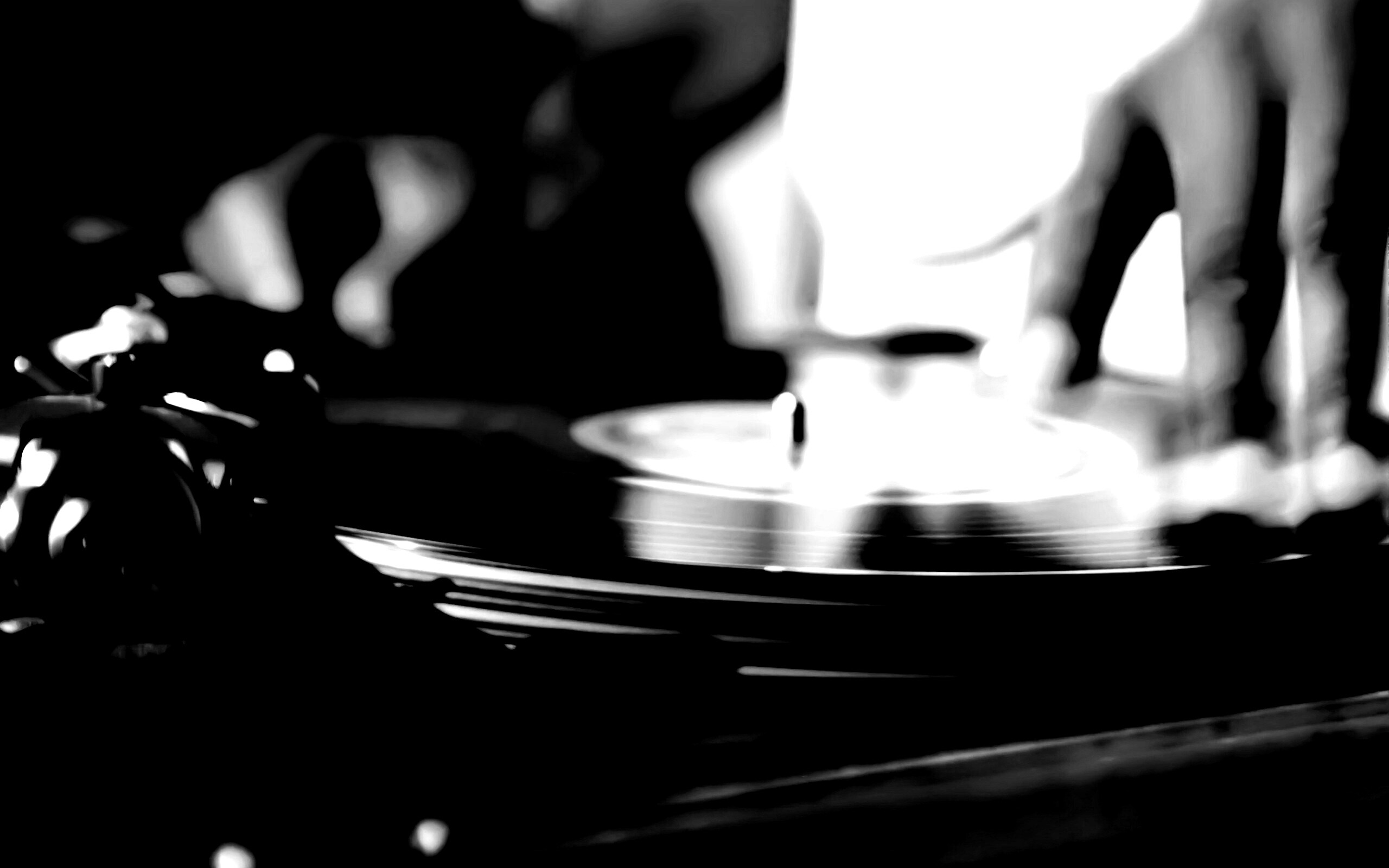 Винил на диджейском пульте обои