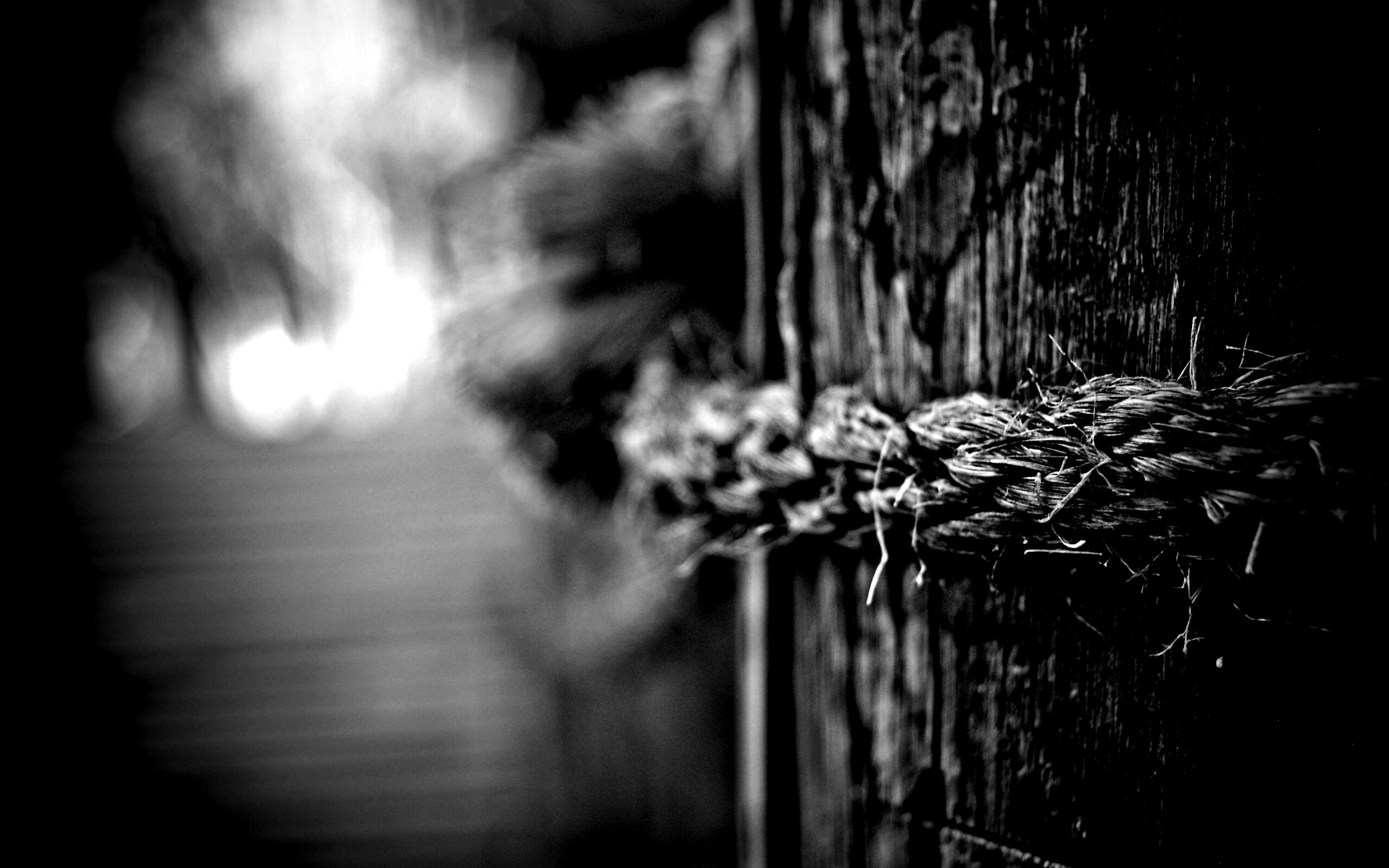 Веревка на деревянном столбе обои