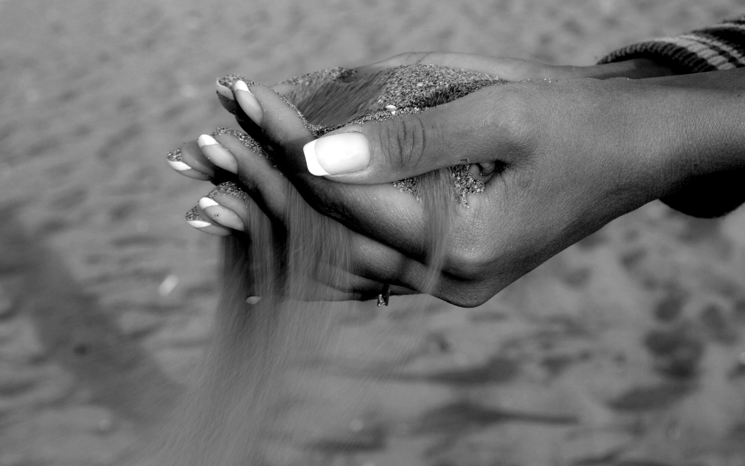 Песок сквозь пальцы обои