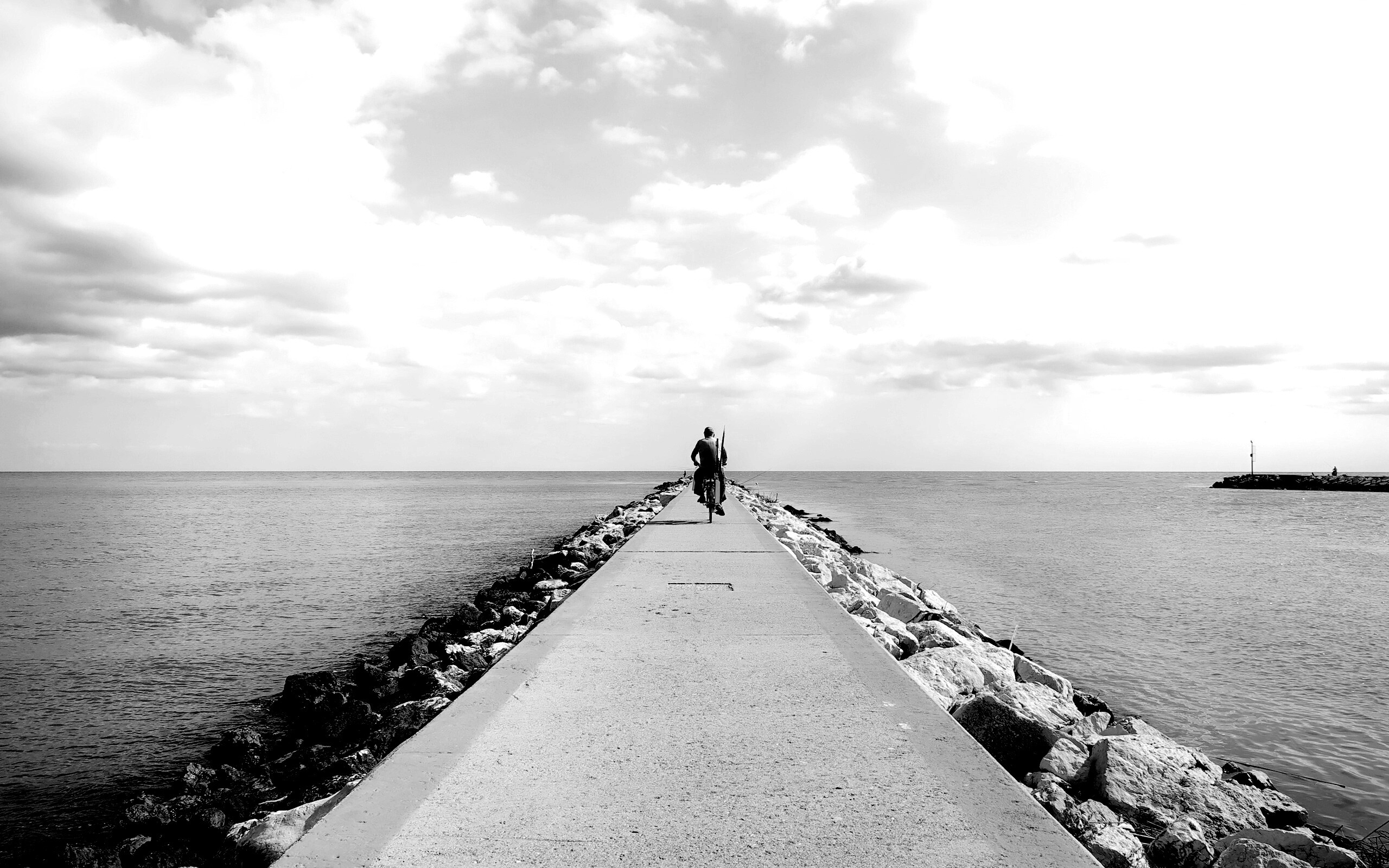 Велосепидист на волнорезе обои