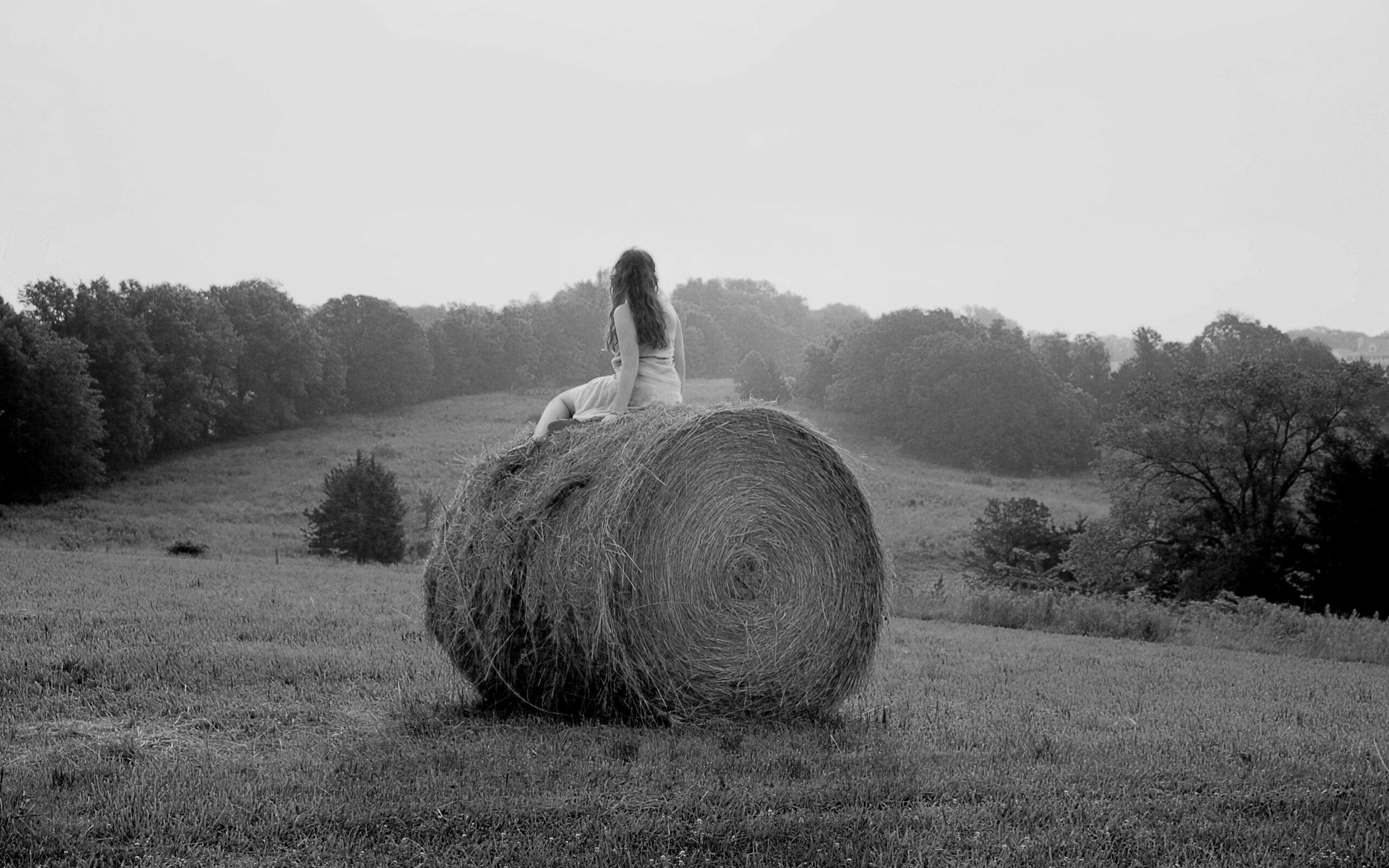 Девушка на снопе сена обои