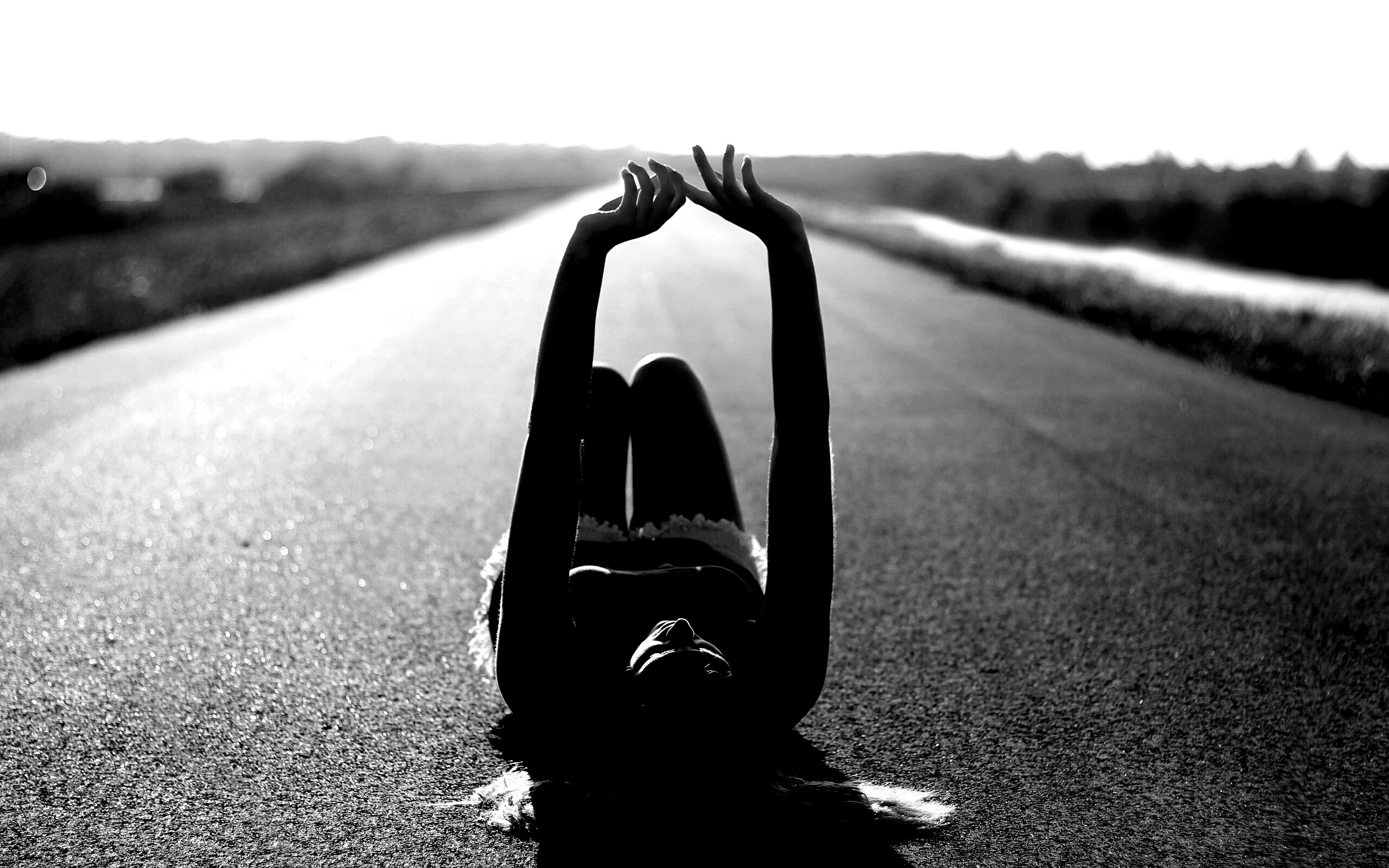 Девушка на асфальте обои