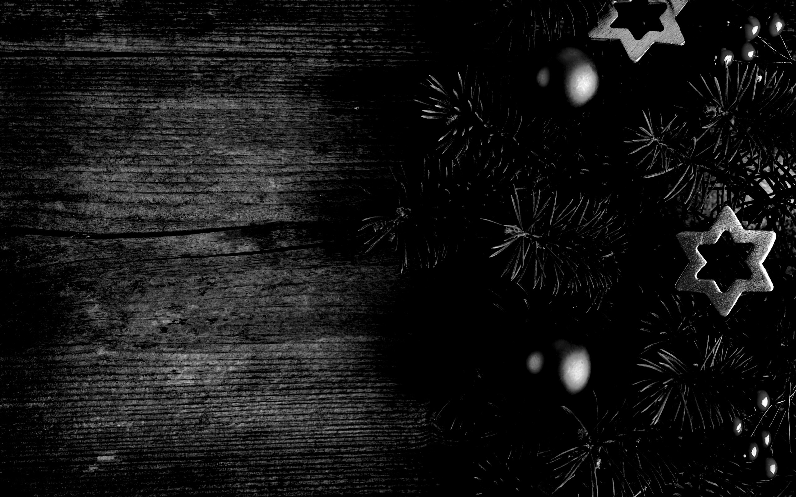 Новогодние игрушки на еловой ветке обои