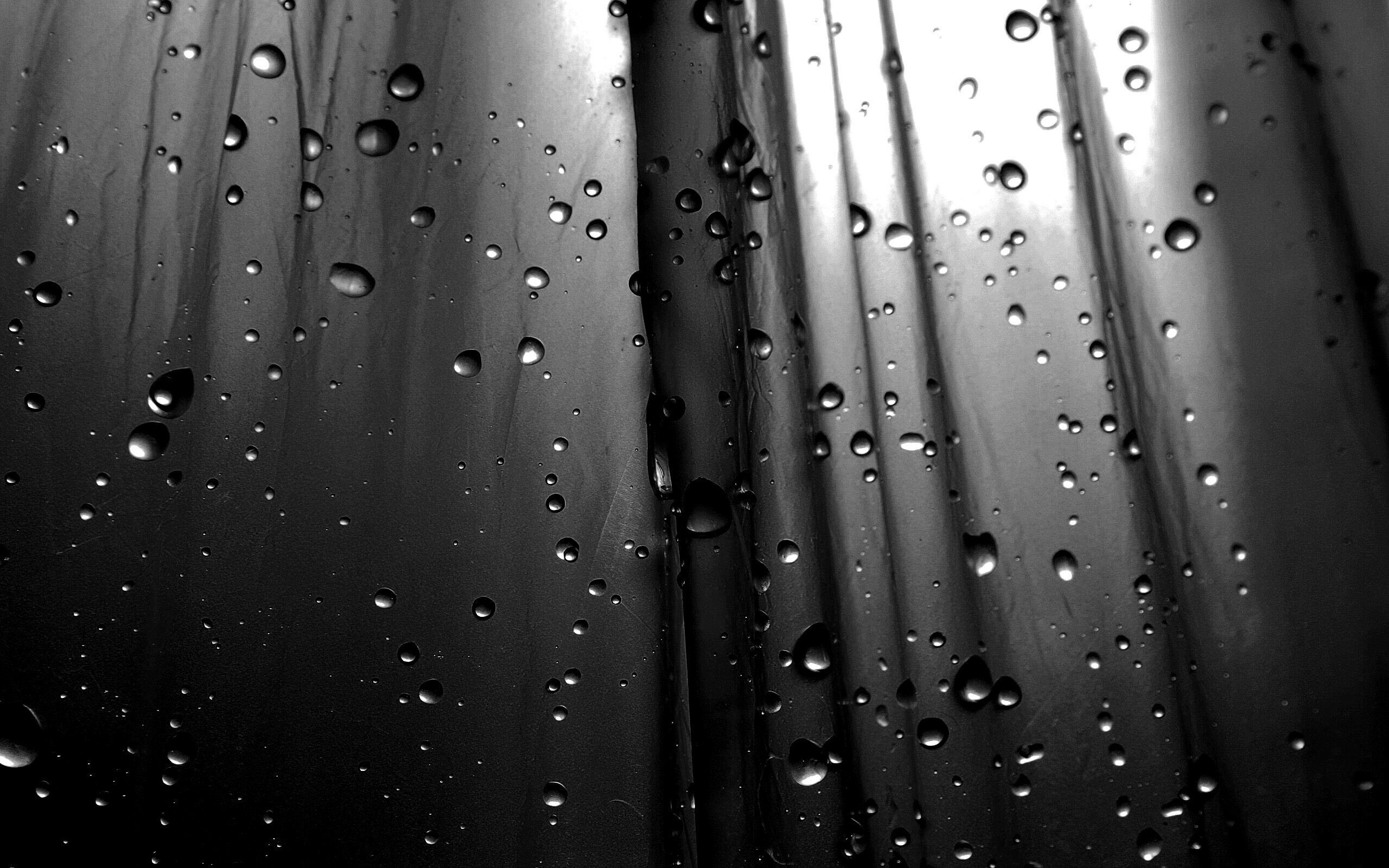 Капли на зеленом пластике обои