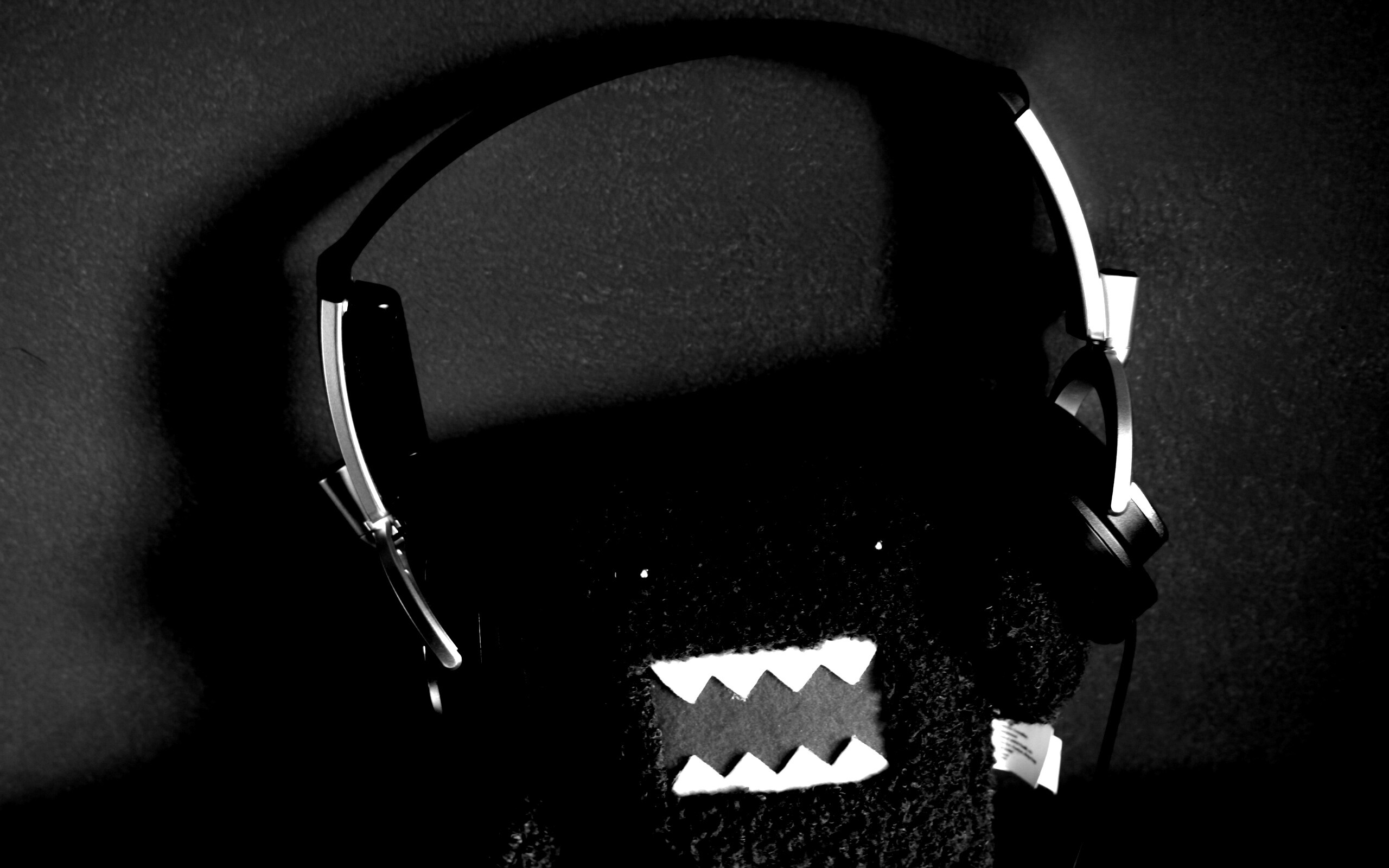 Демокун в наушниках обои