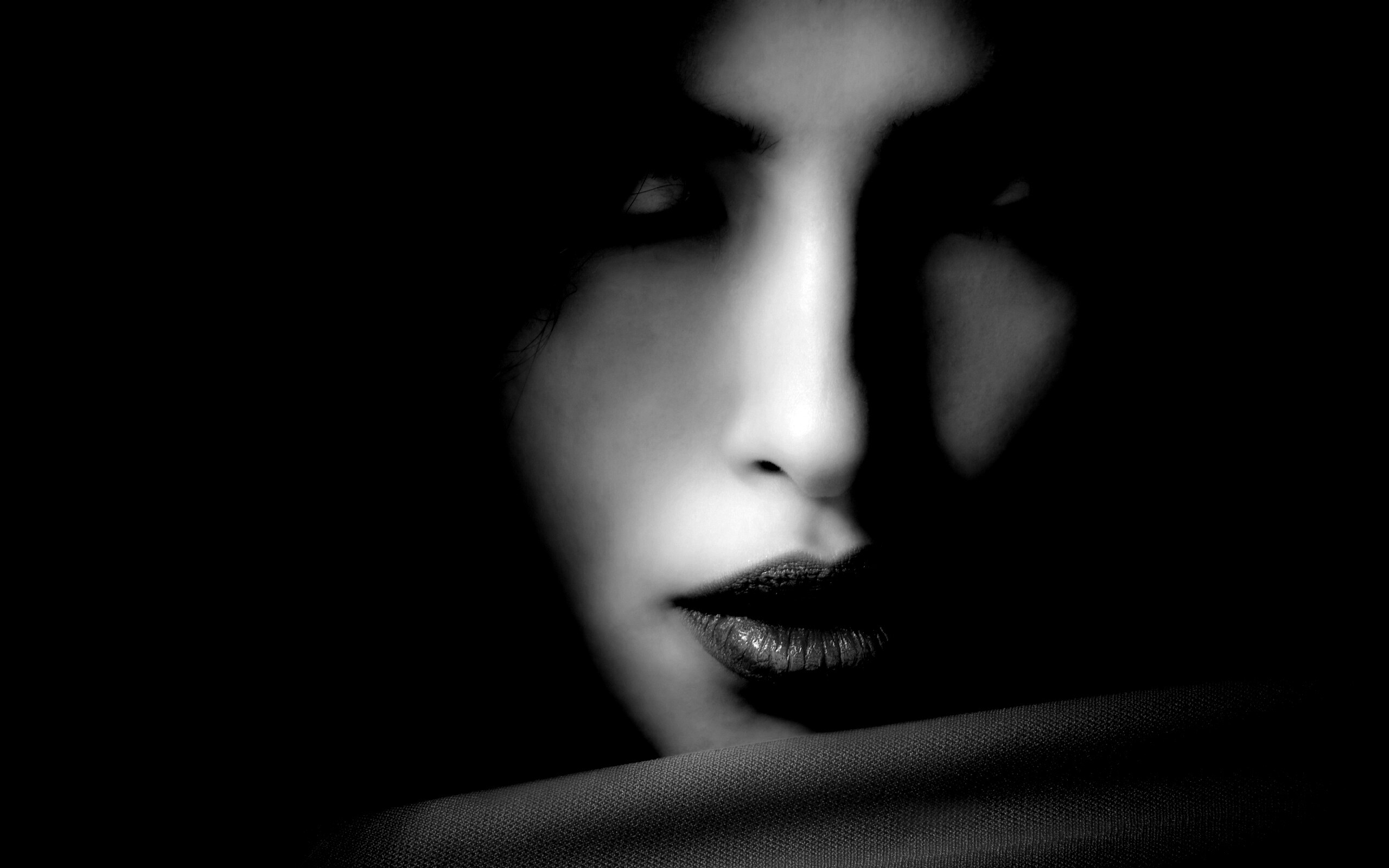 Женский взгляд обои