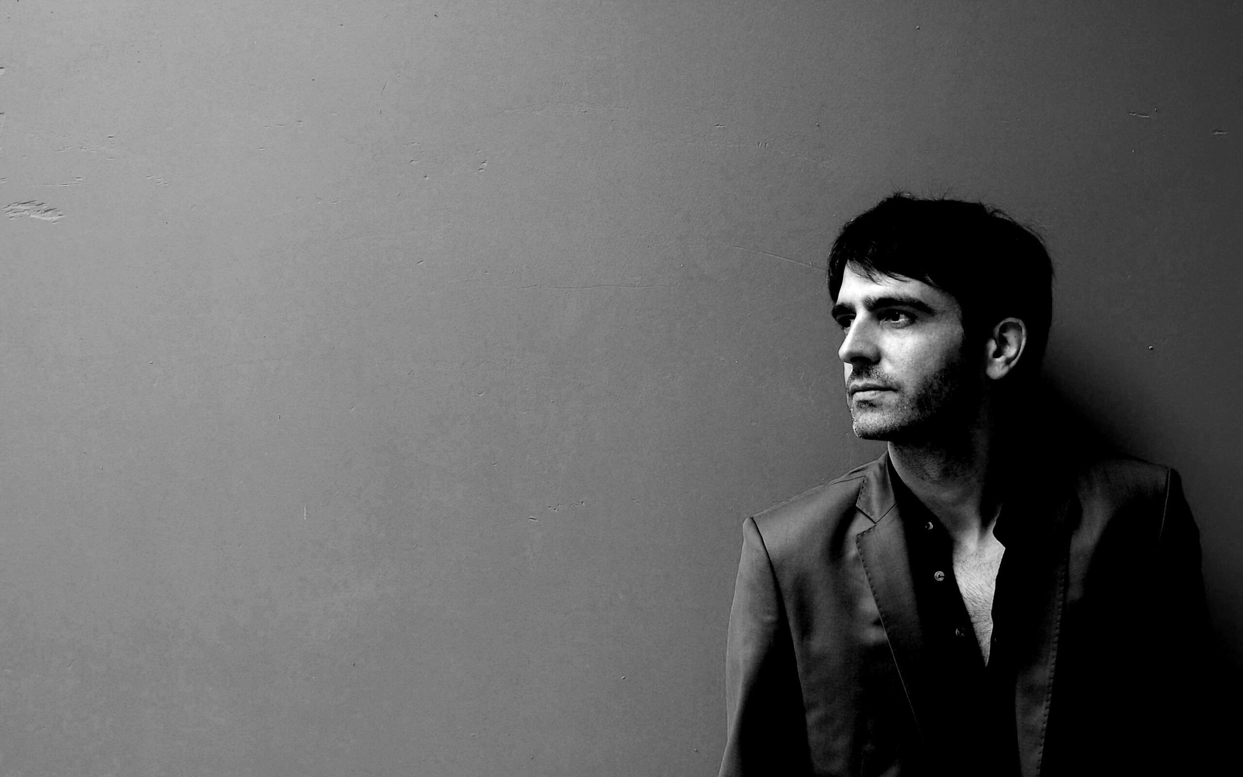 На красном фоне обои