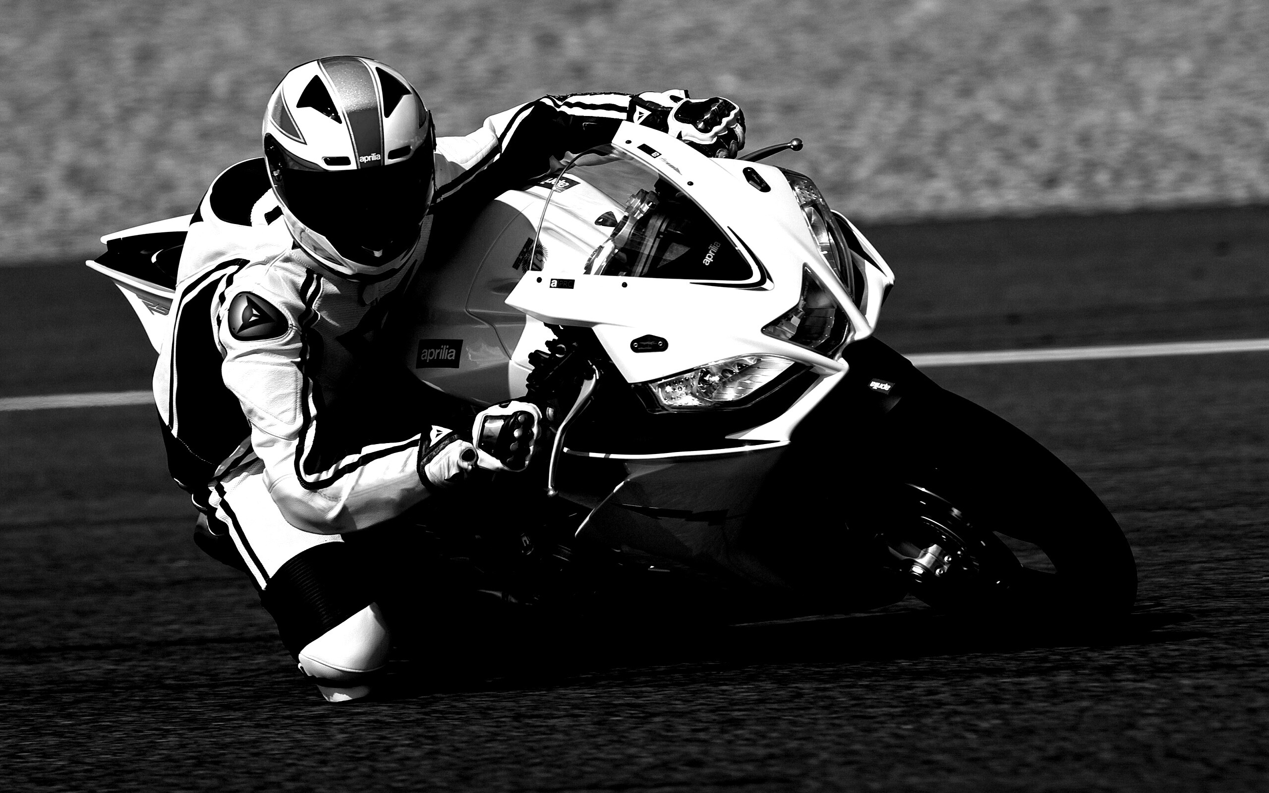 Байкер в белой экиперовкена Априлия РСВ4 обои