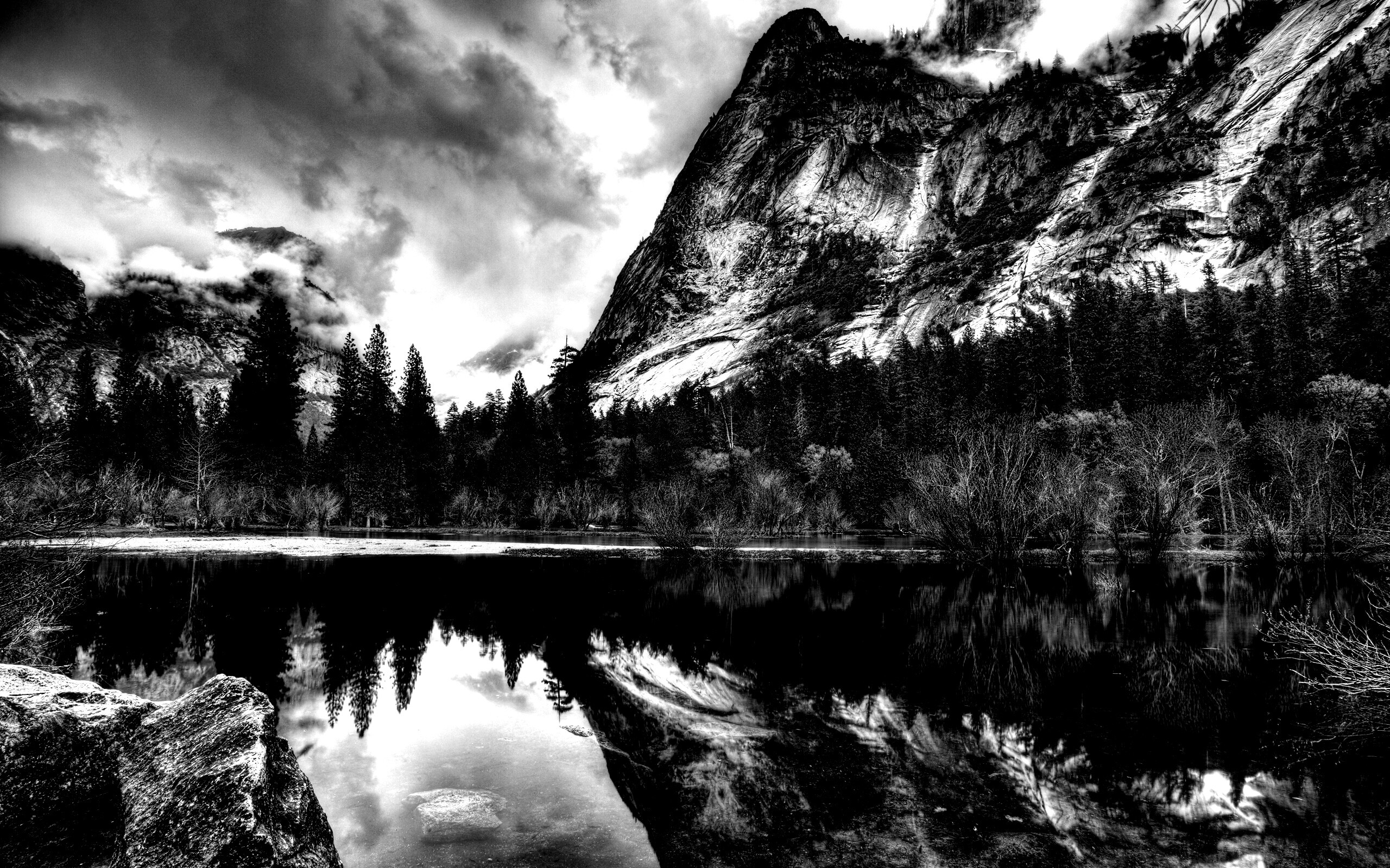 Красивый вид на маленькое горное озеро обои