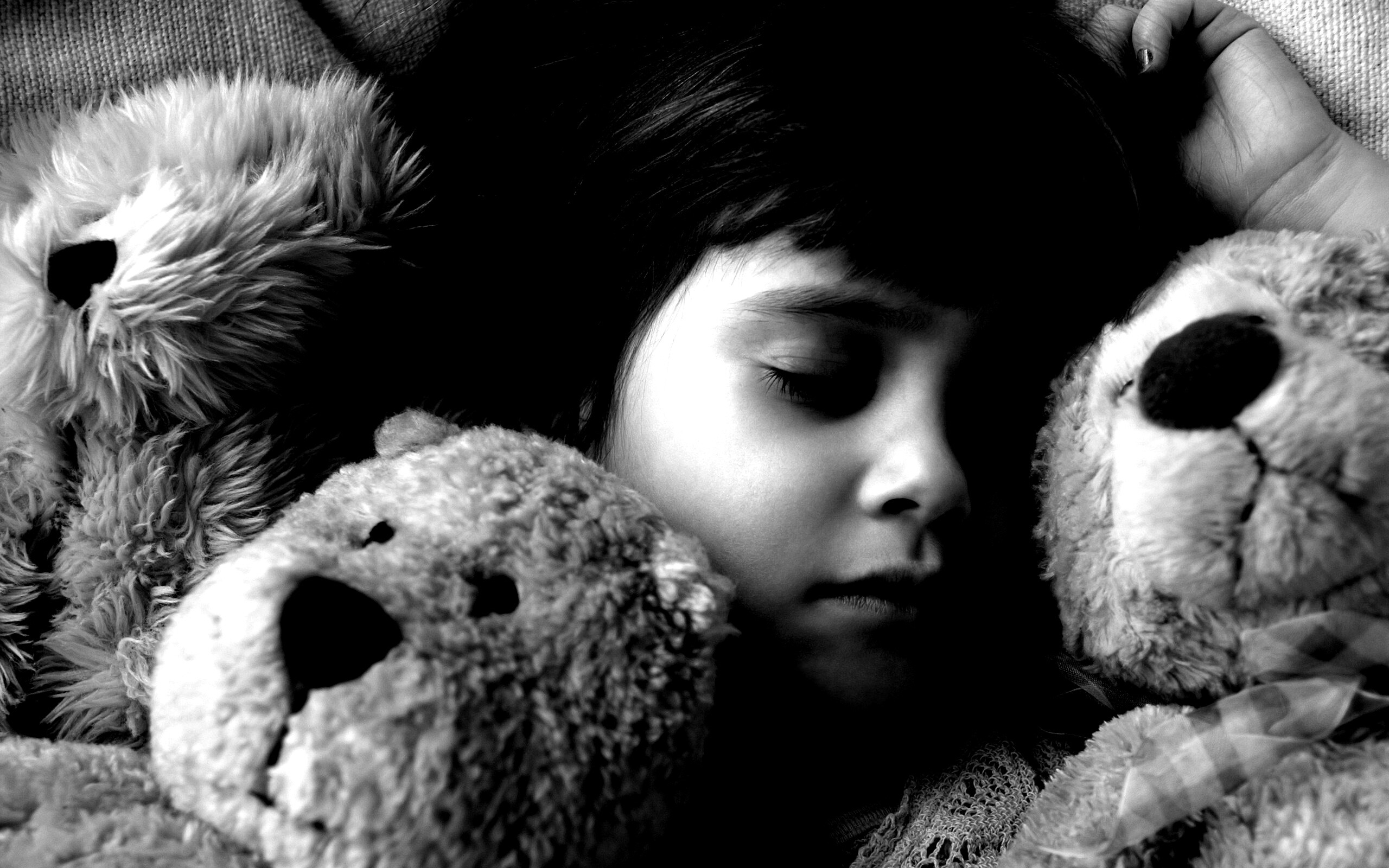 Девочка спит с мишками в обнимку обои