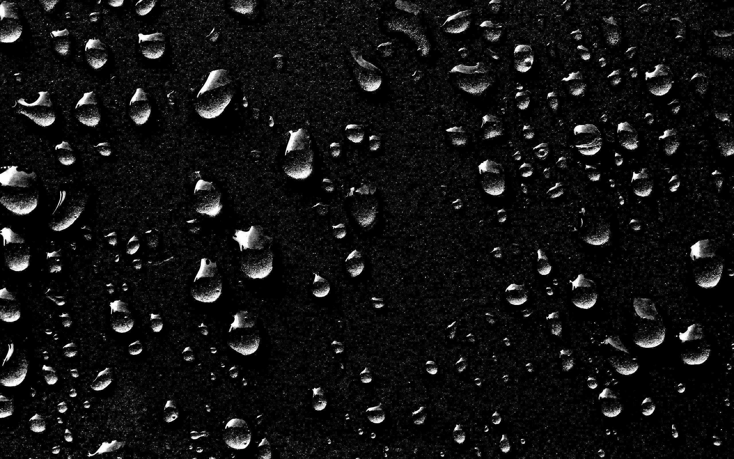 Капли воды на темной поверхности обои