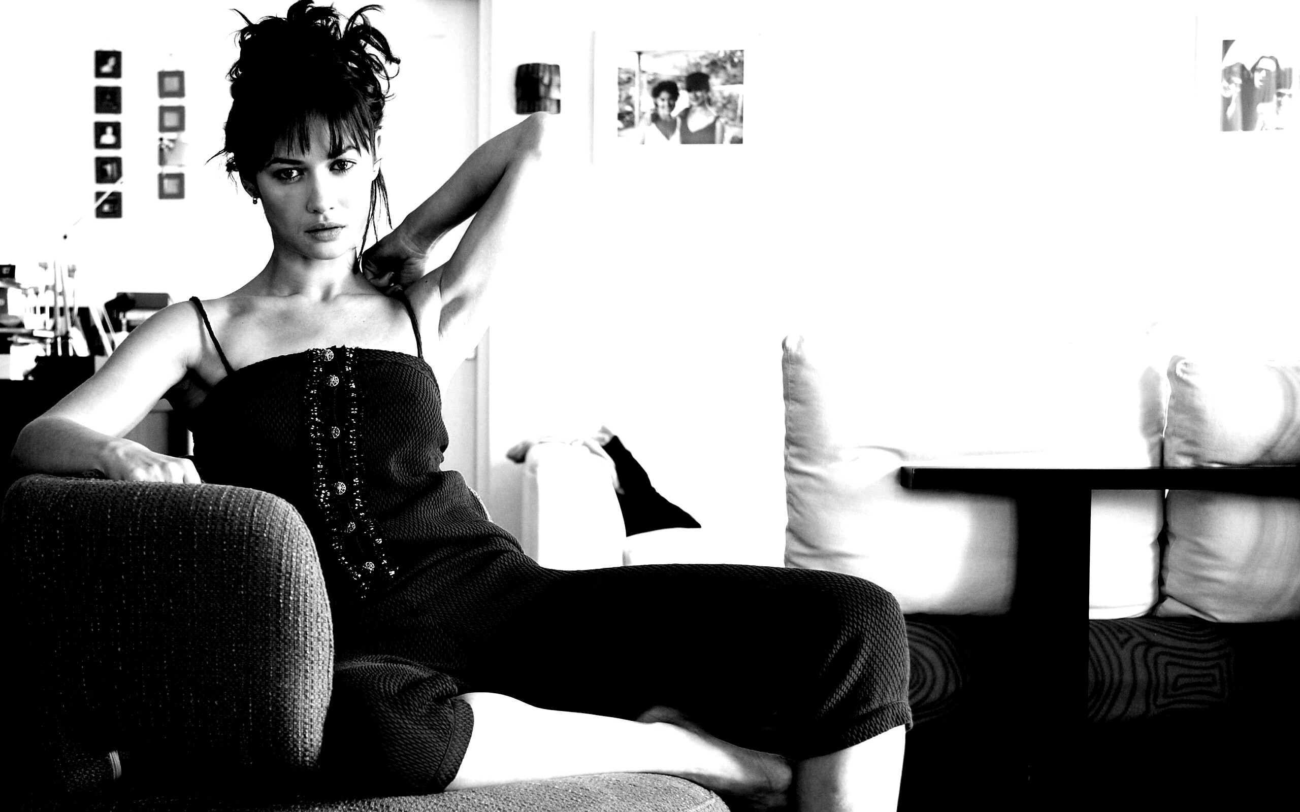 Ольга Куриленко на кресле обои