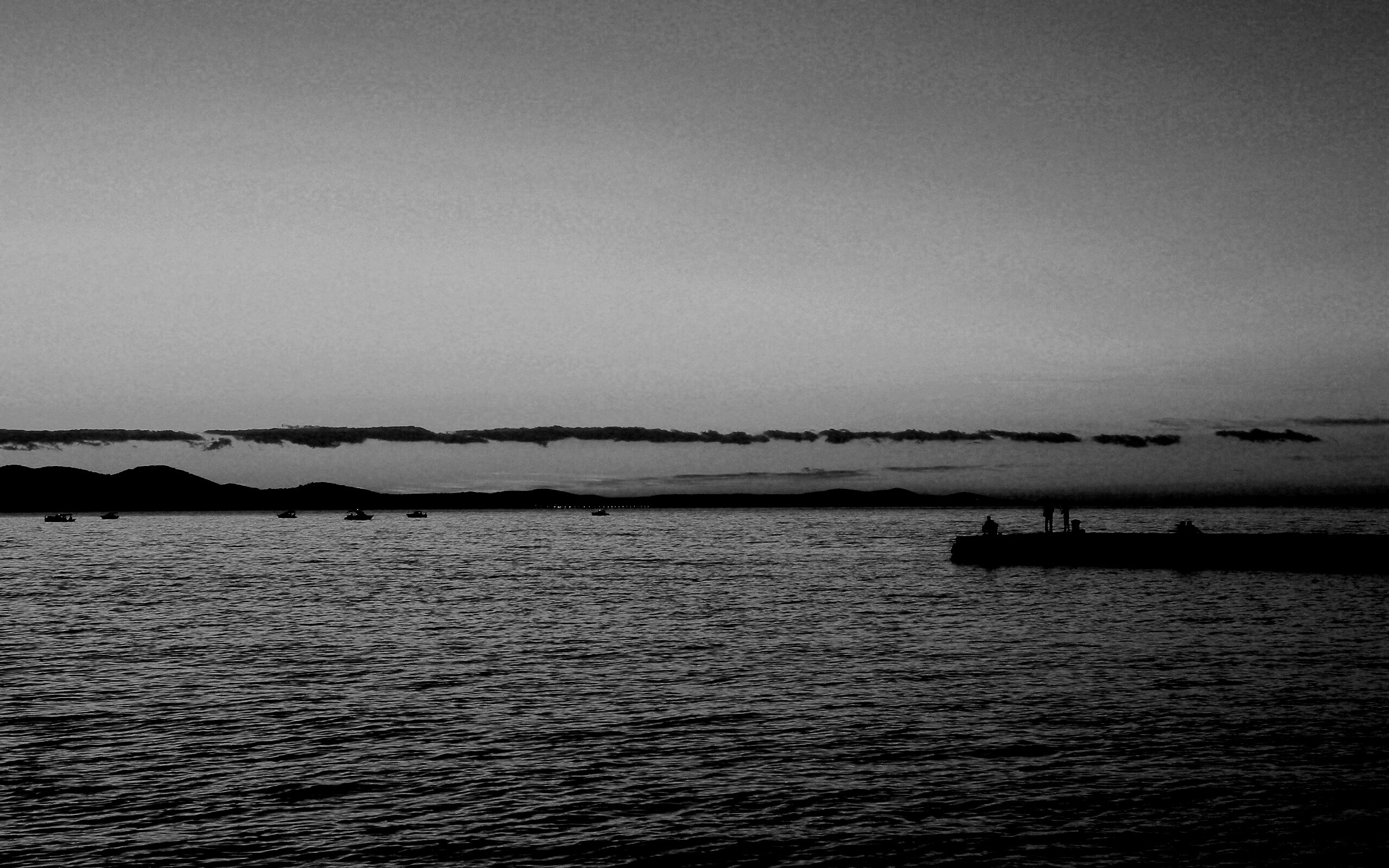 Одинокая пристань на озере обои