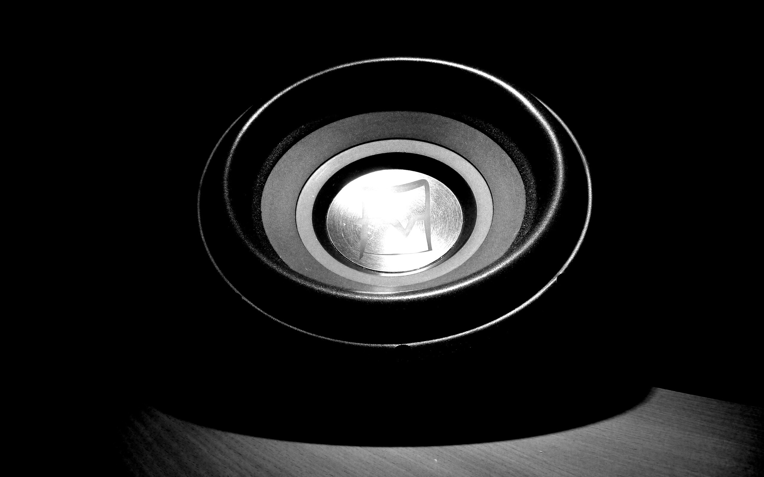 Сабвуфер в углу обои