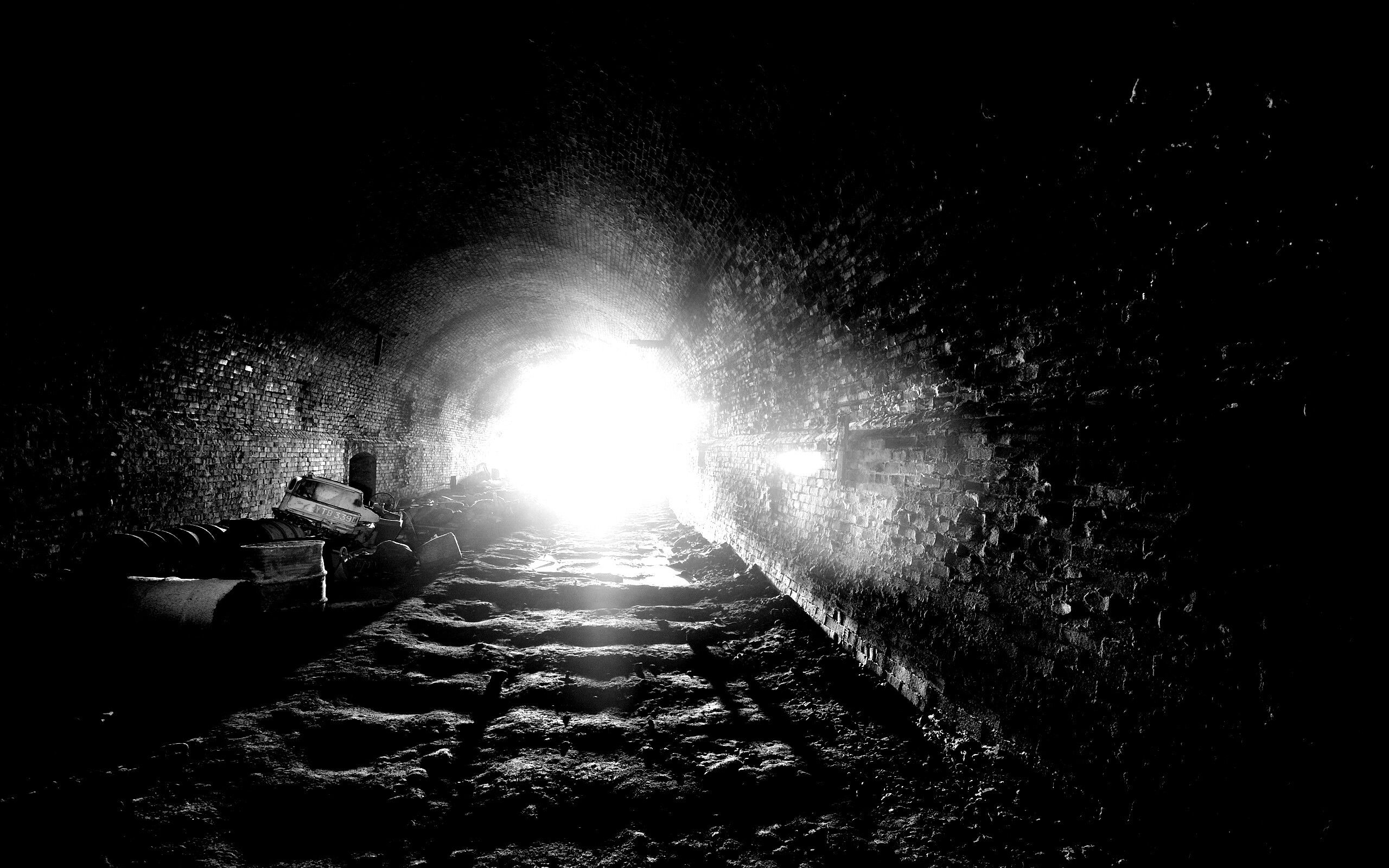 Захламленный тоннель обои