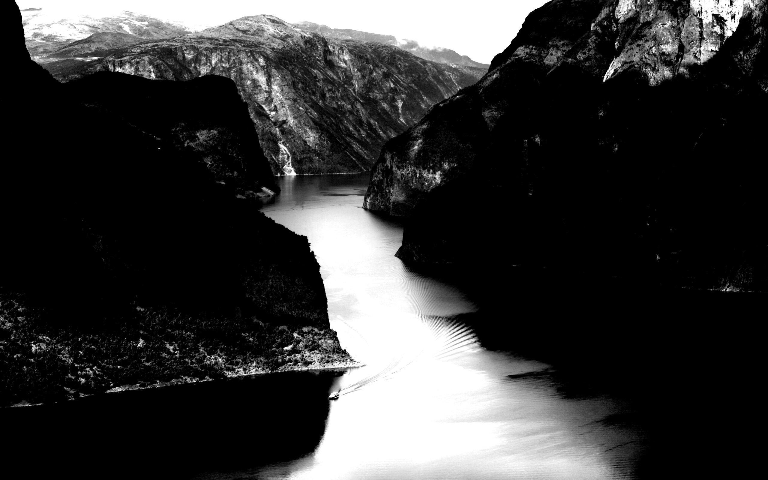 Лодка на реке среди высоких гор обои