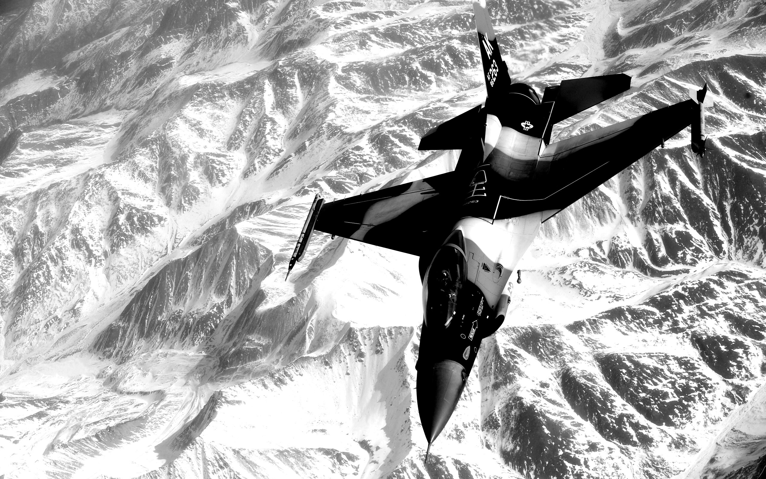 Истребитель над снежными пиками гор обои
