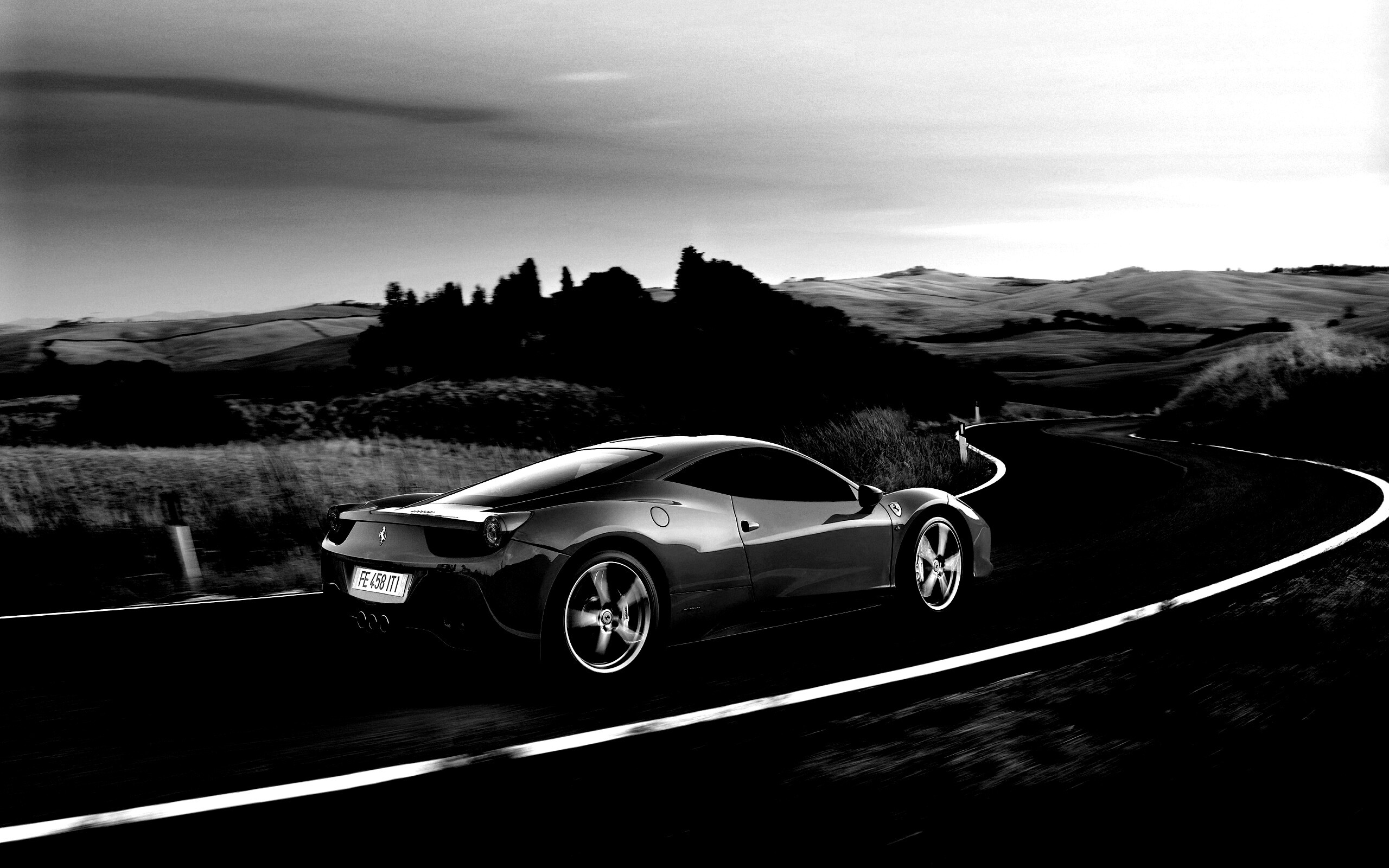 Красная феррари на извилистой дороге обои