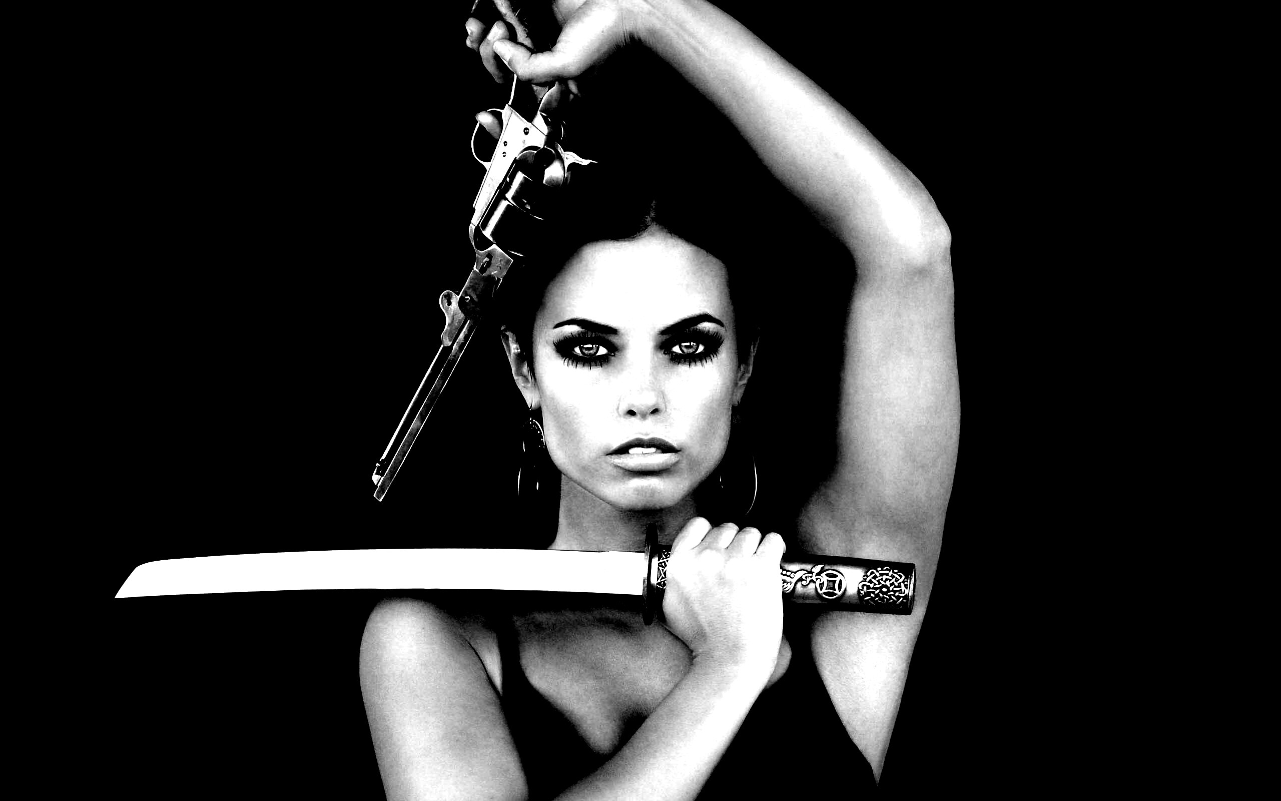 Девушка с мечом и пистолетом обои