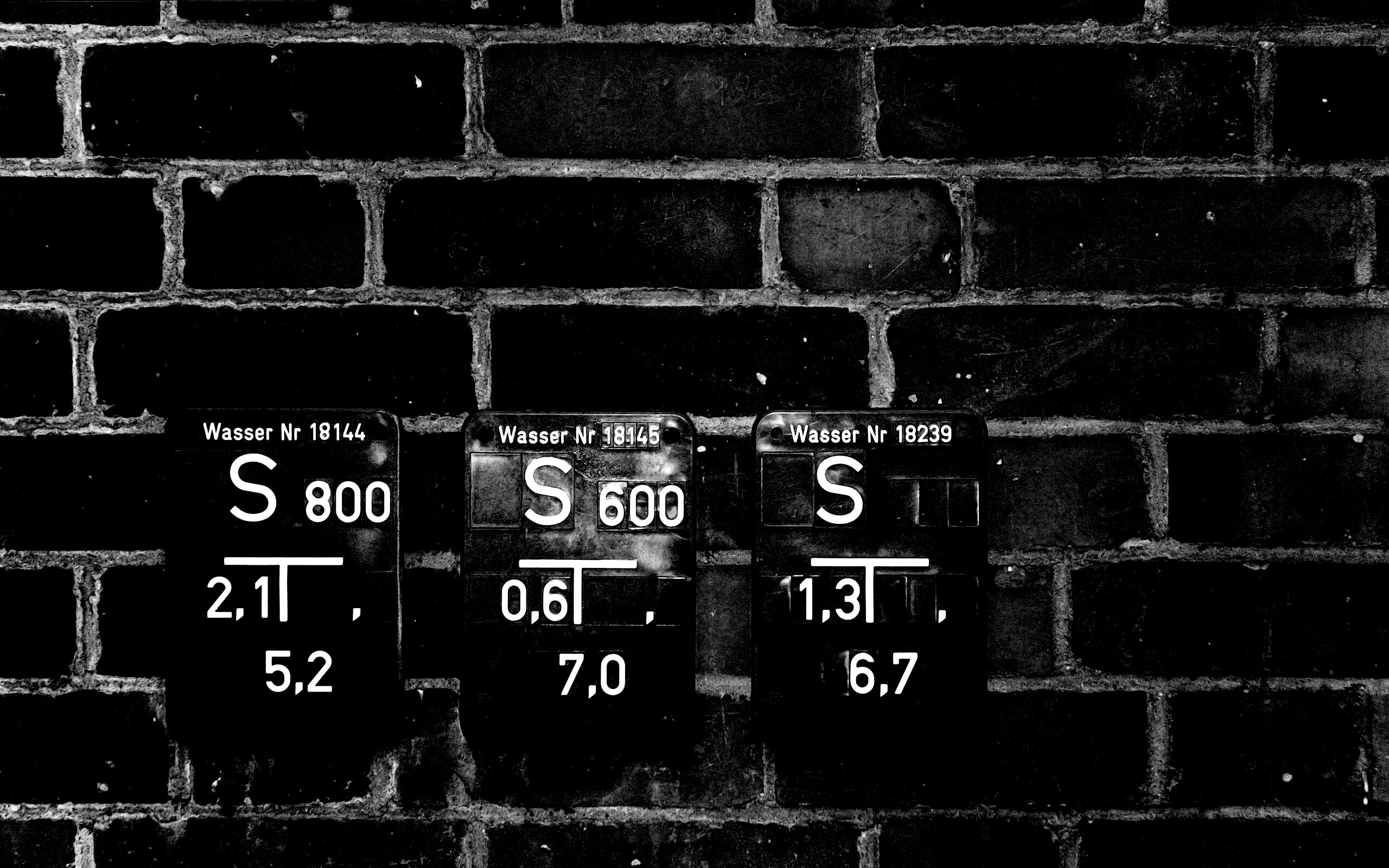 Стена с обозначениями обои