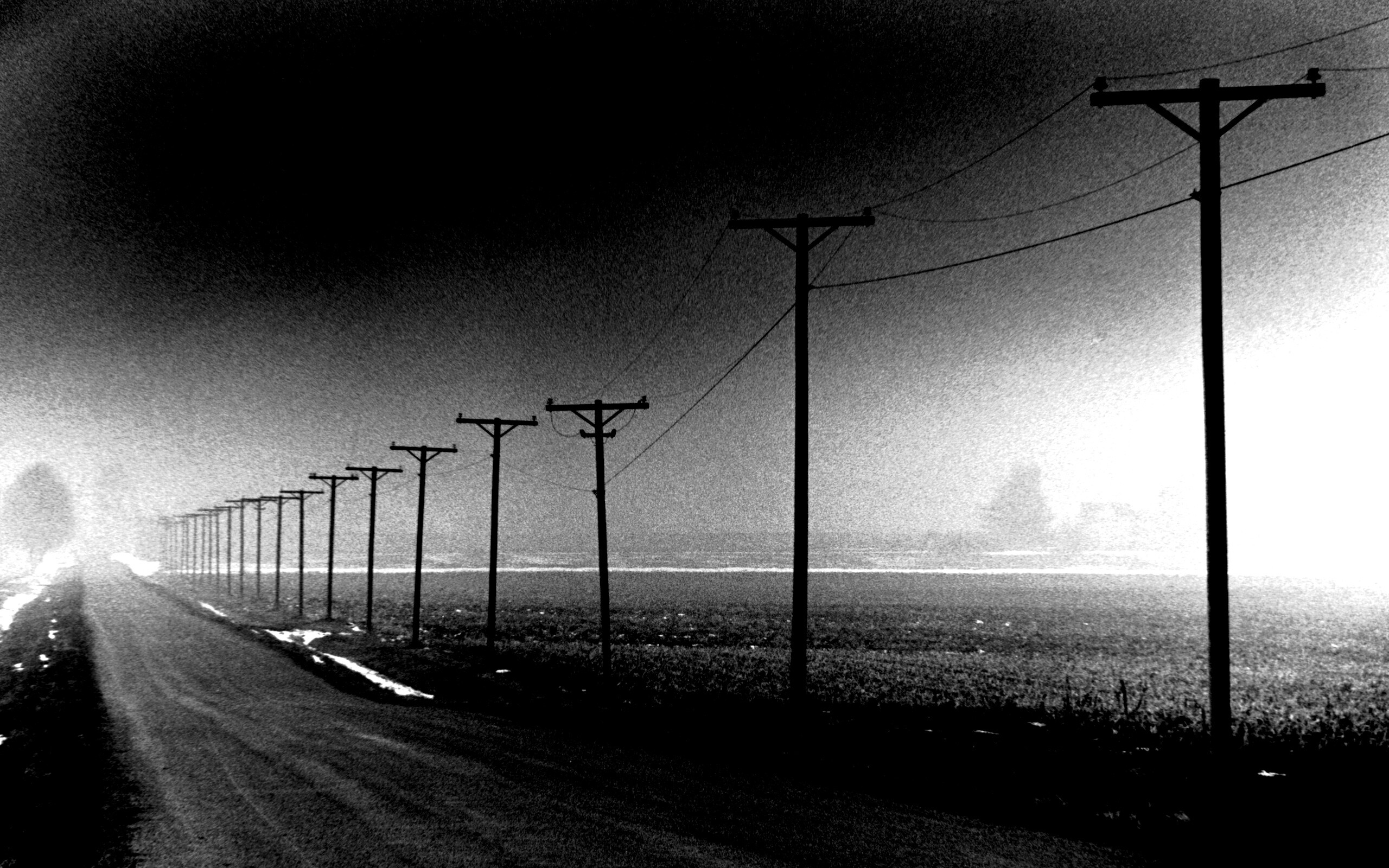 Столбы вдоль дороги обои