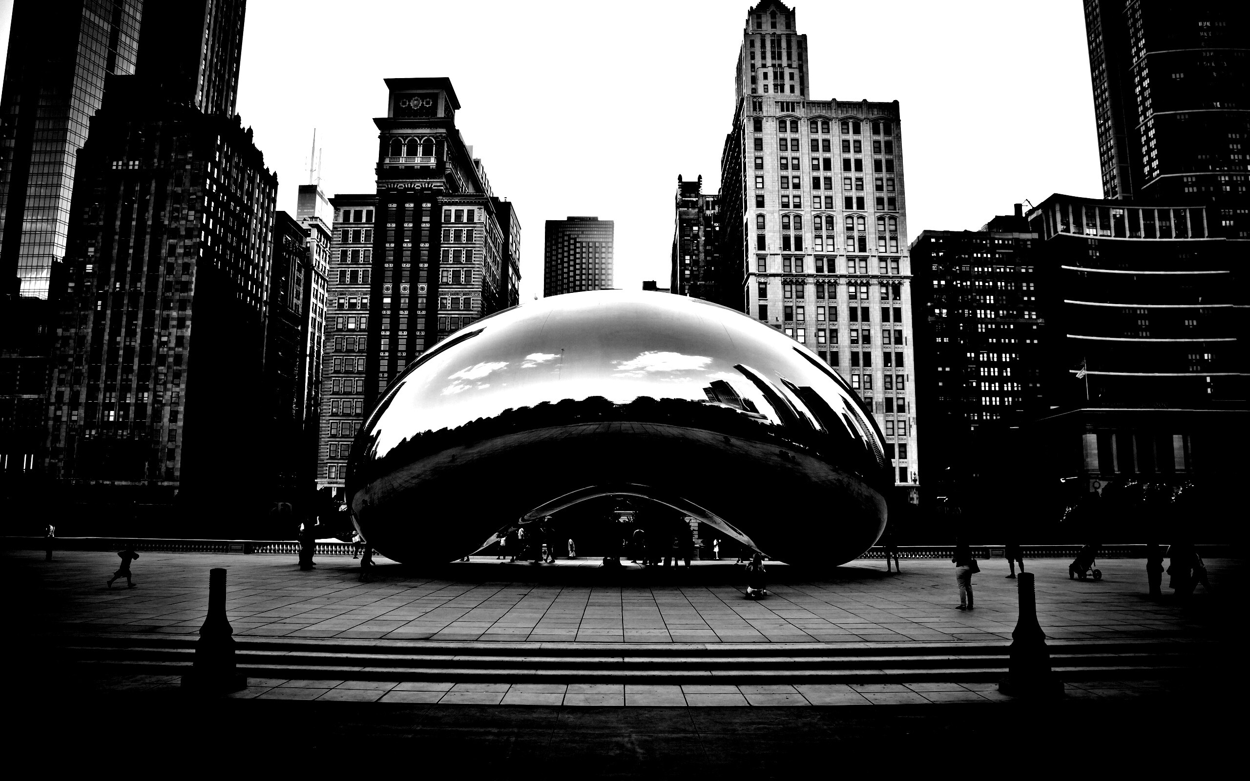 Отражение города в зеркальном монументе обои