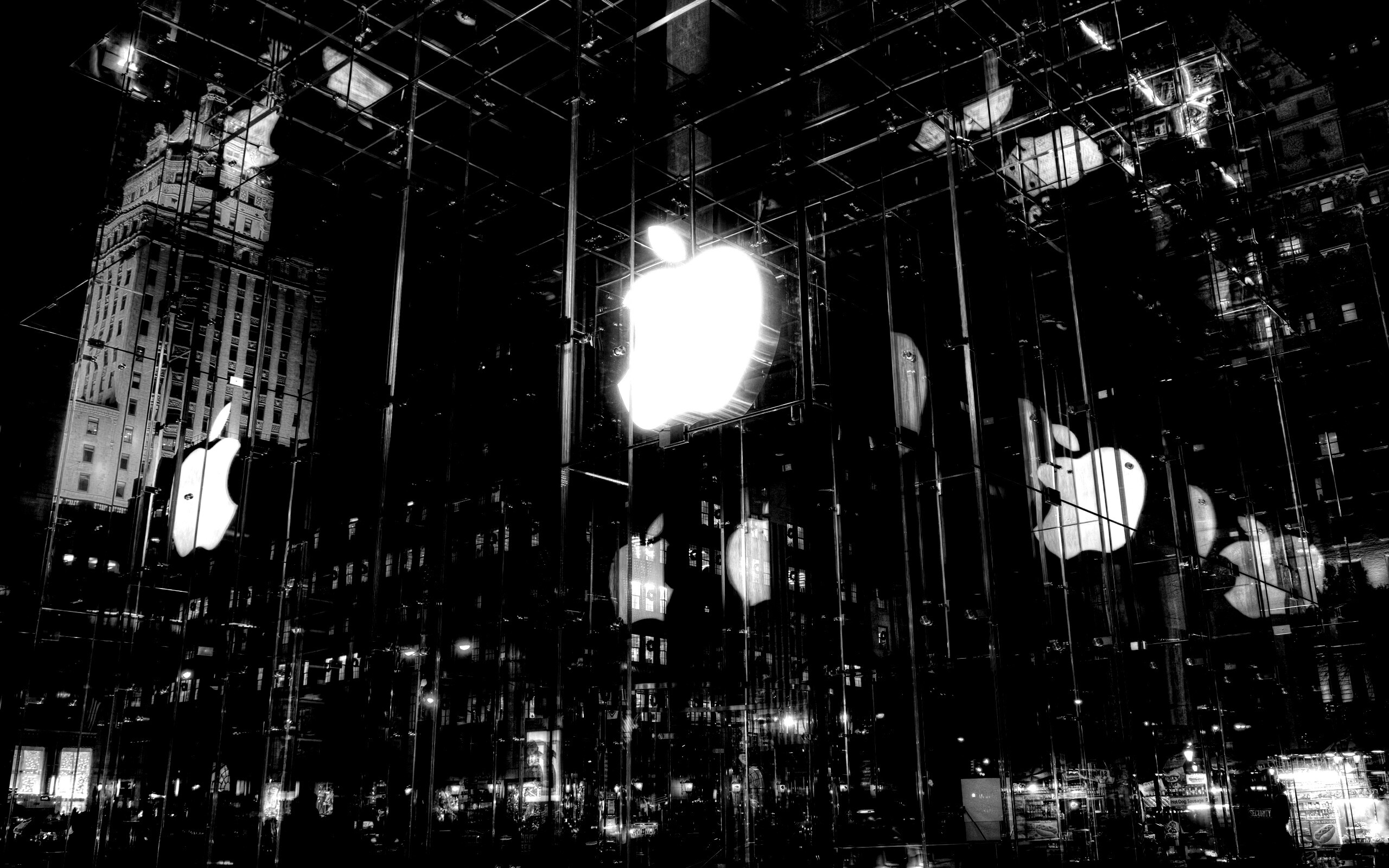 Отражение логотипа Apple в стеклянном здании обои