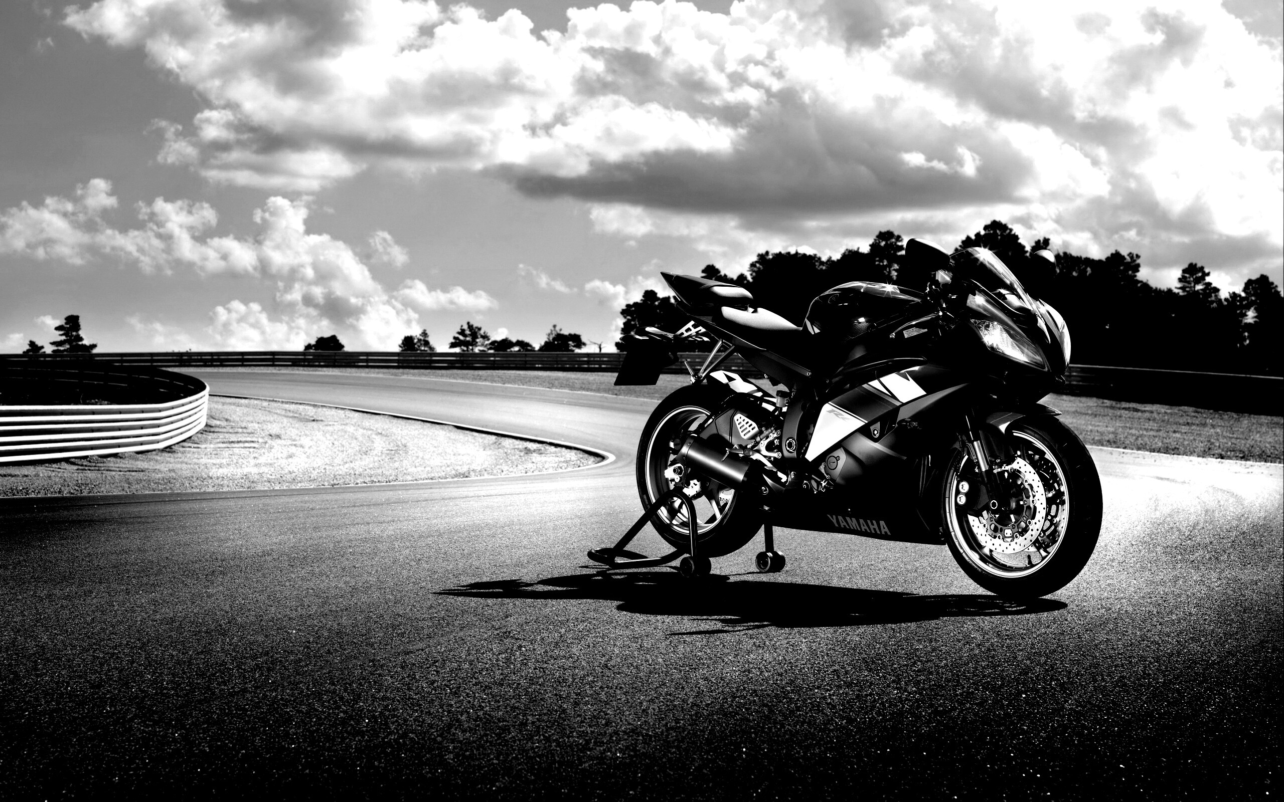 Yamaha R6 на трассе обои
