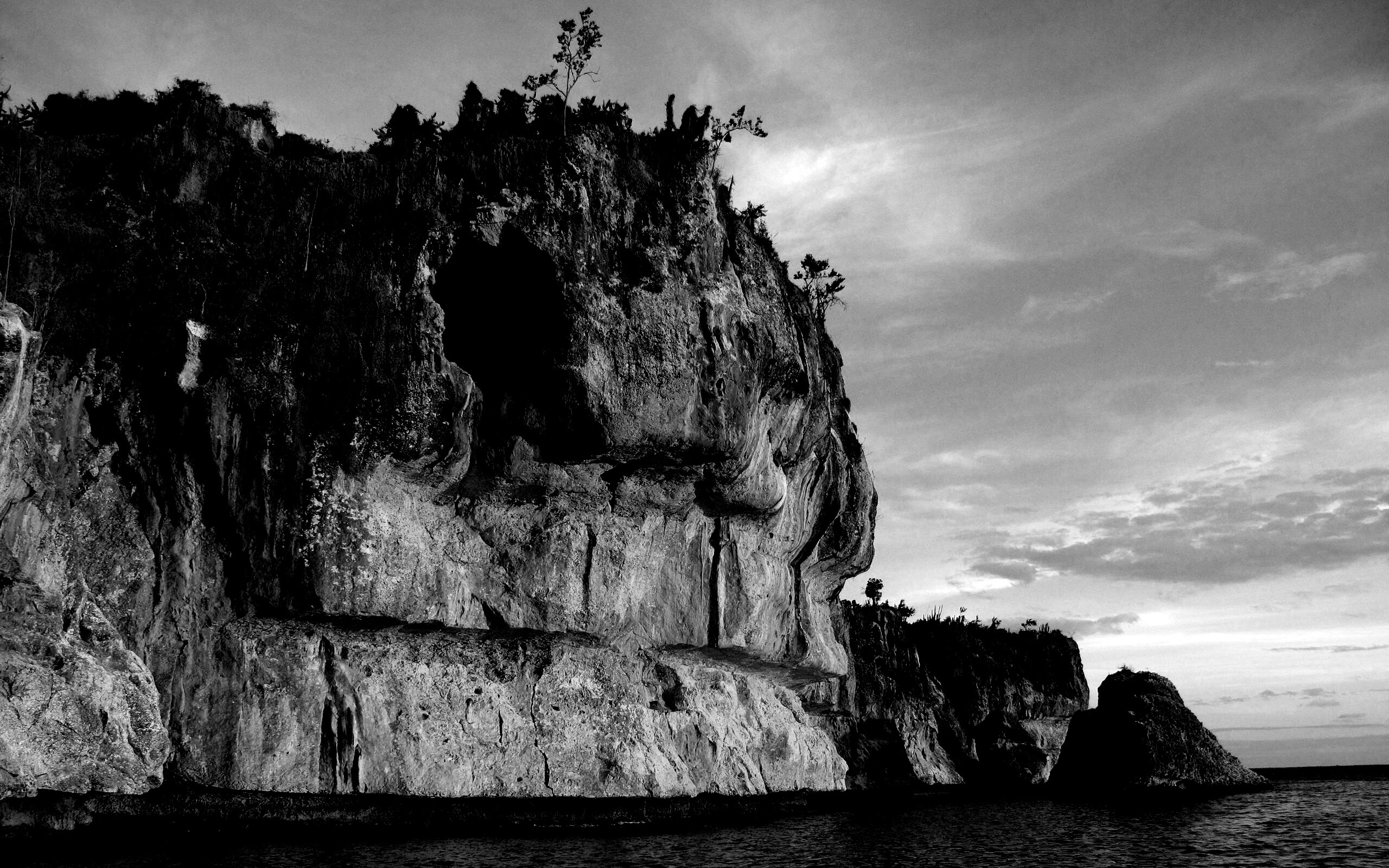 Пещера в скале над морем обои