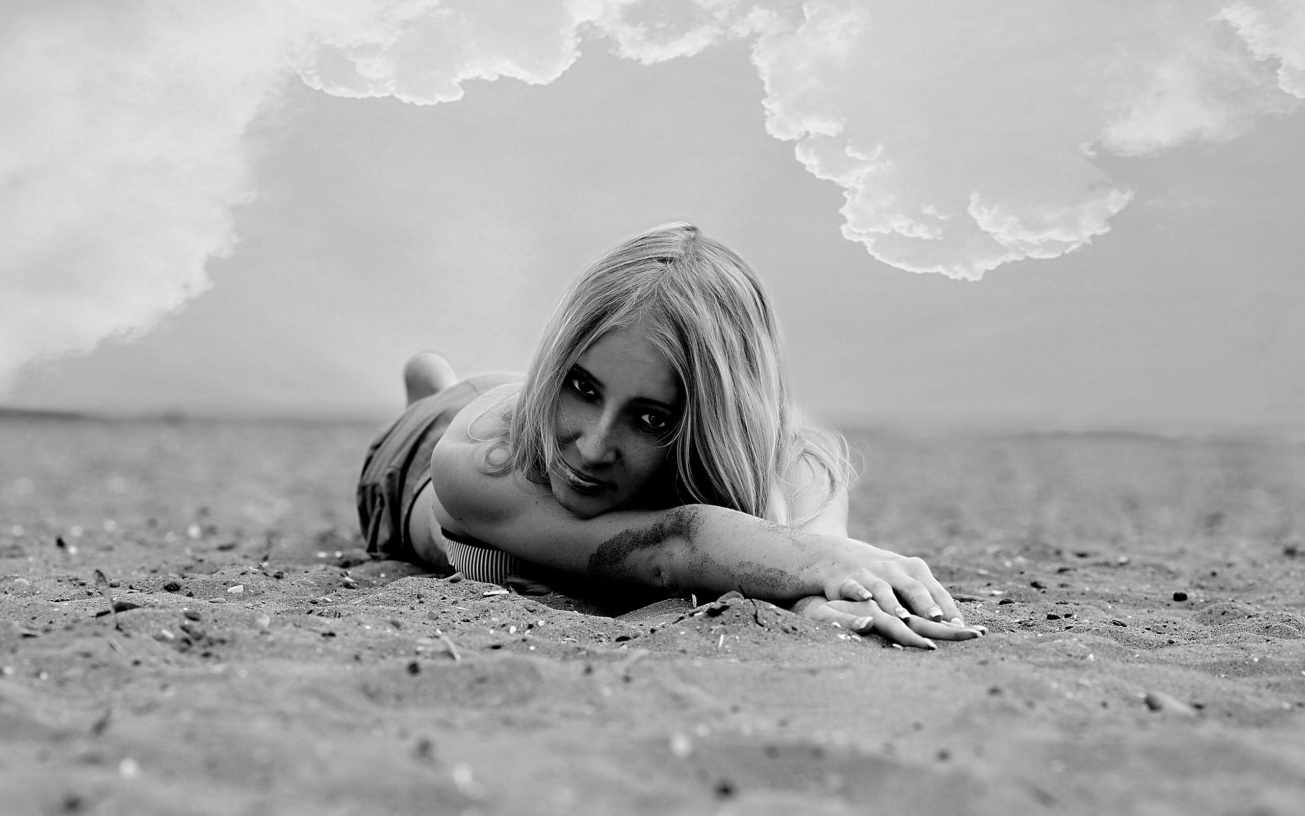 Девушка на песке обои
